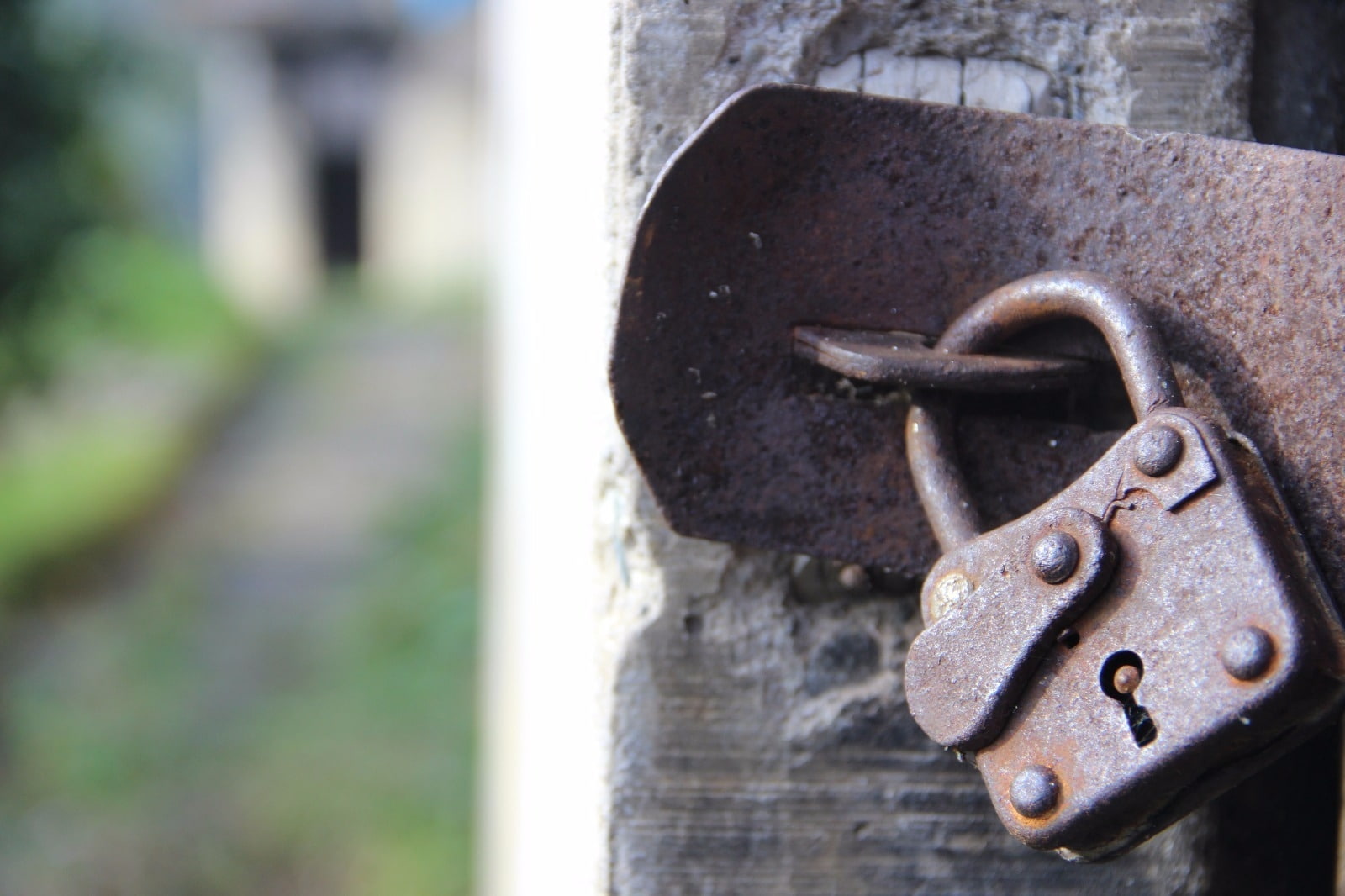 old, close-up, protection, 720P, wood - material, locker, entrance, padlock, no people, latch, Others, rusty, selective focus, blurred, day, weathered, HD Wallpaper