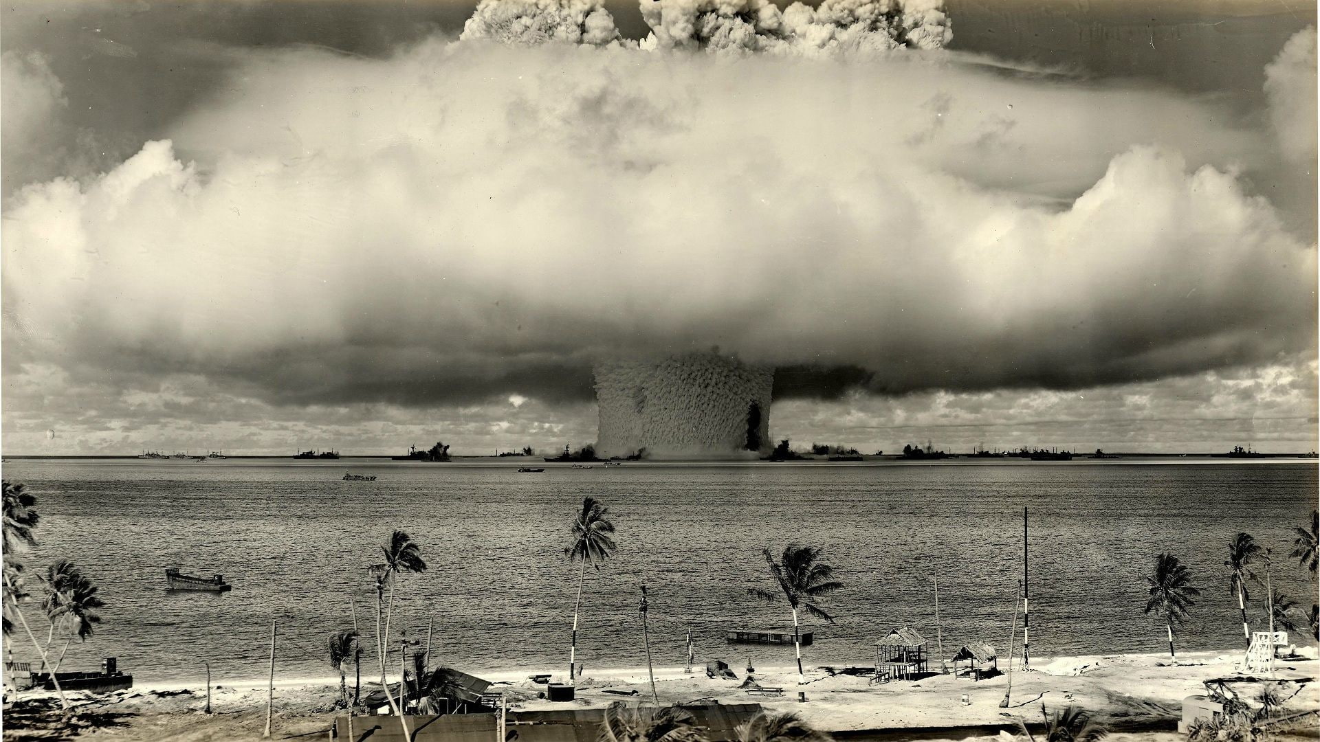 beach, monochrome, hydrogen bomb, smoke, bomb, 1080P, sea, hydrogen, HD Wallpaper