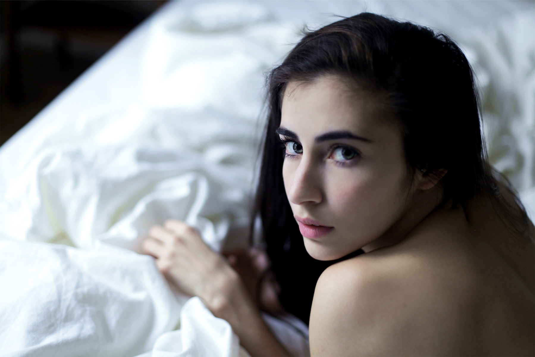 looking, in bed, 720P, celebrity, Dilan Gwyn, beautiful woman, portrait, headshot, long hair, beauty, brunette, close-up, focus on foreground, model, hair, HD Wallpaper