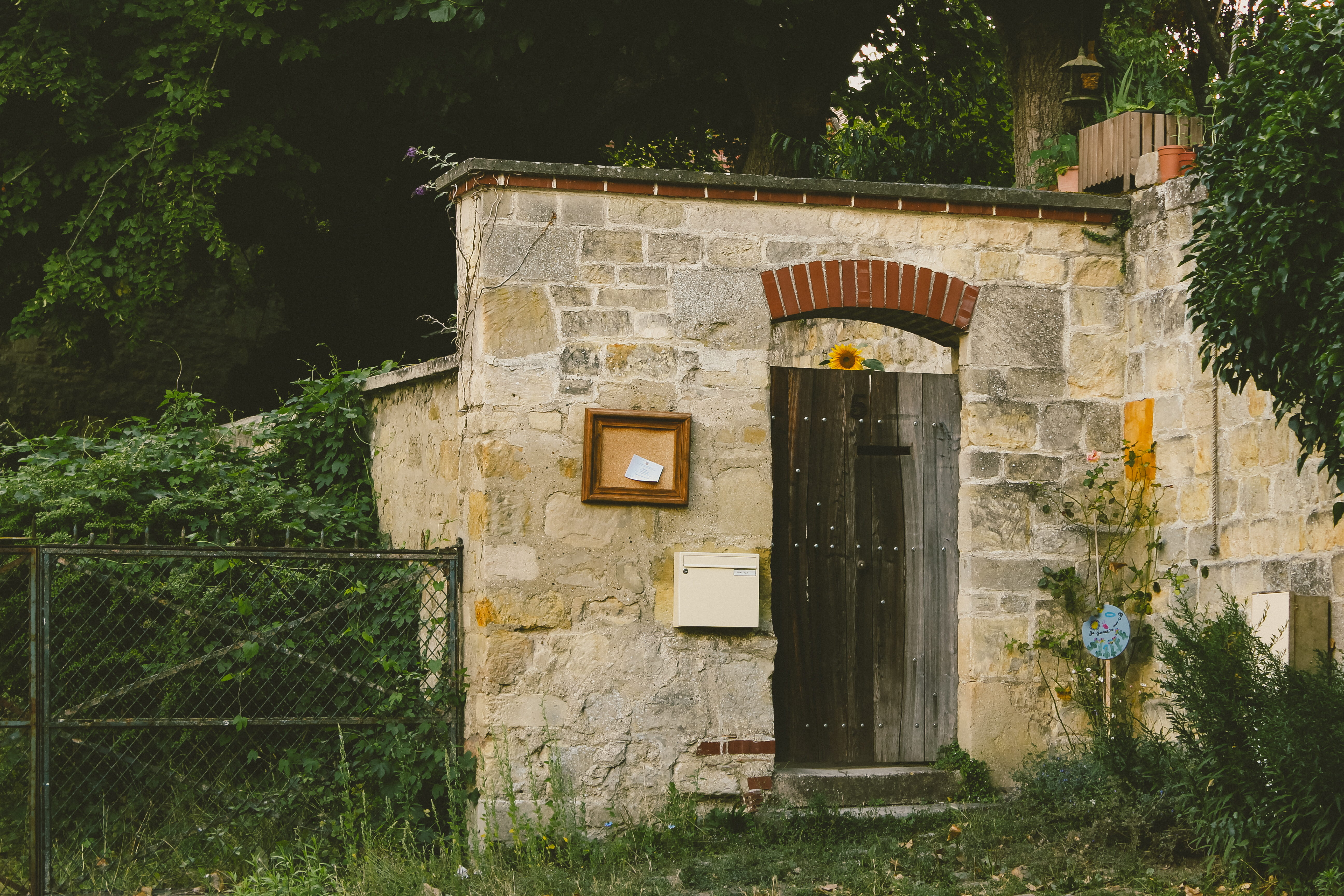 built structure, auvers-sur-oise, van gogh, door, grass, tree, outdoors, paris, architecture, plant, auver sur oise, entrance, france, window, residential district, HD Wallpaper