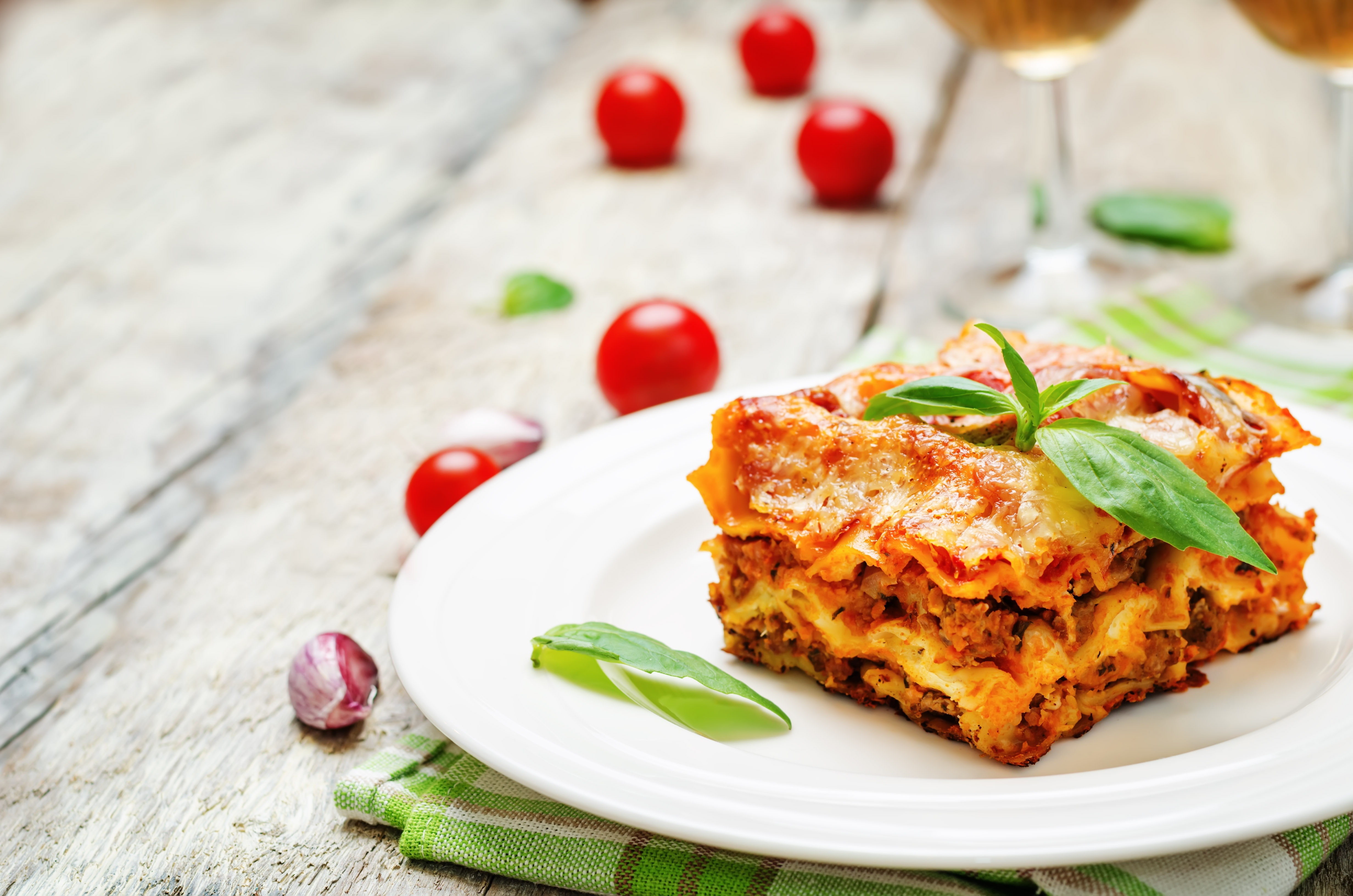 Basil, 4K, filling, plate, lasagna, food, tomatoes-cherry, garlic, HD Wallpaper