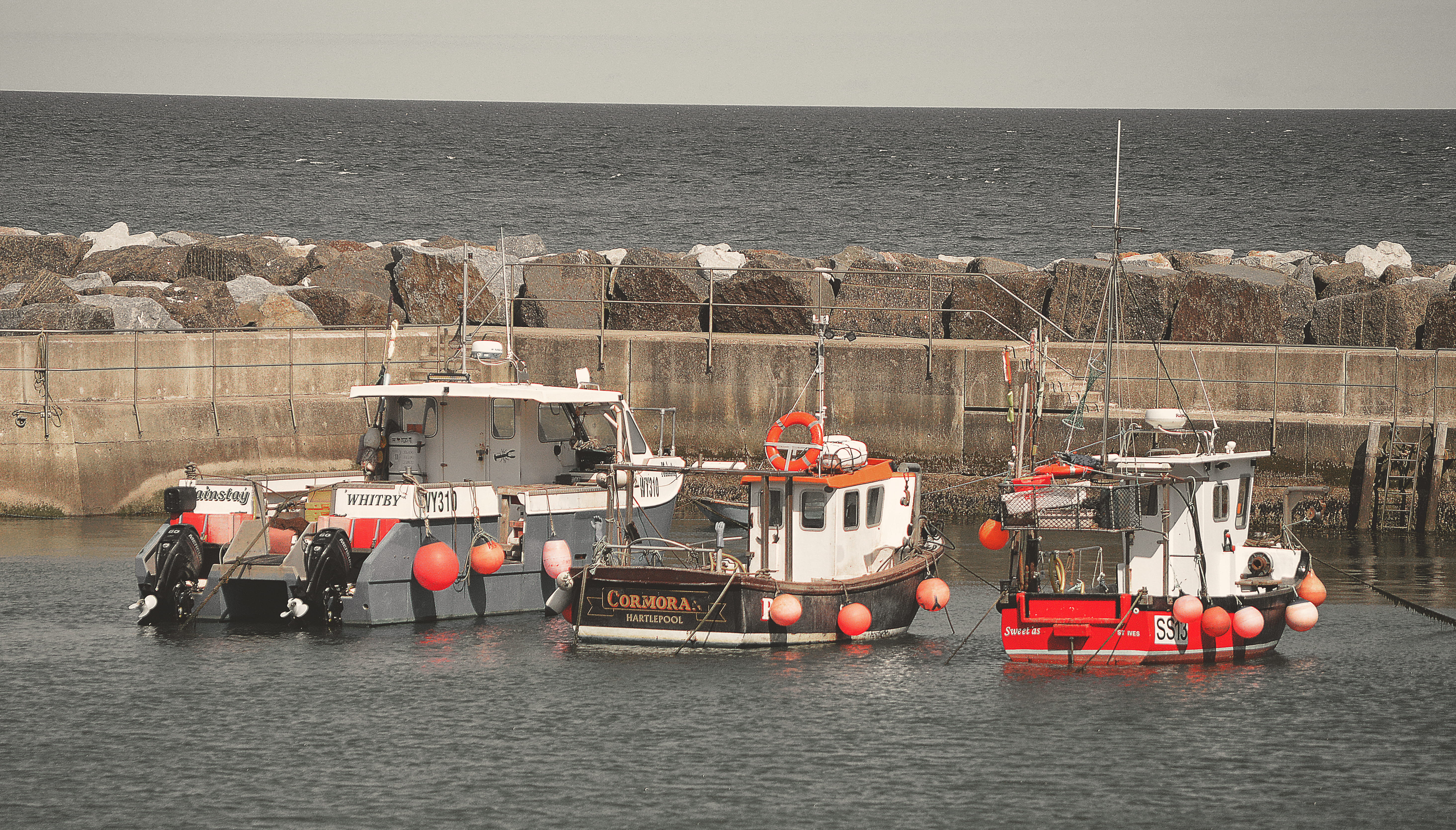 boats, medium group of people, group, passenger craft, architecture, crowd, waterfront, sky, horizon, united kingdom, sea, mode of transportation, staithes, HD Wallpaper