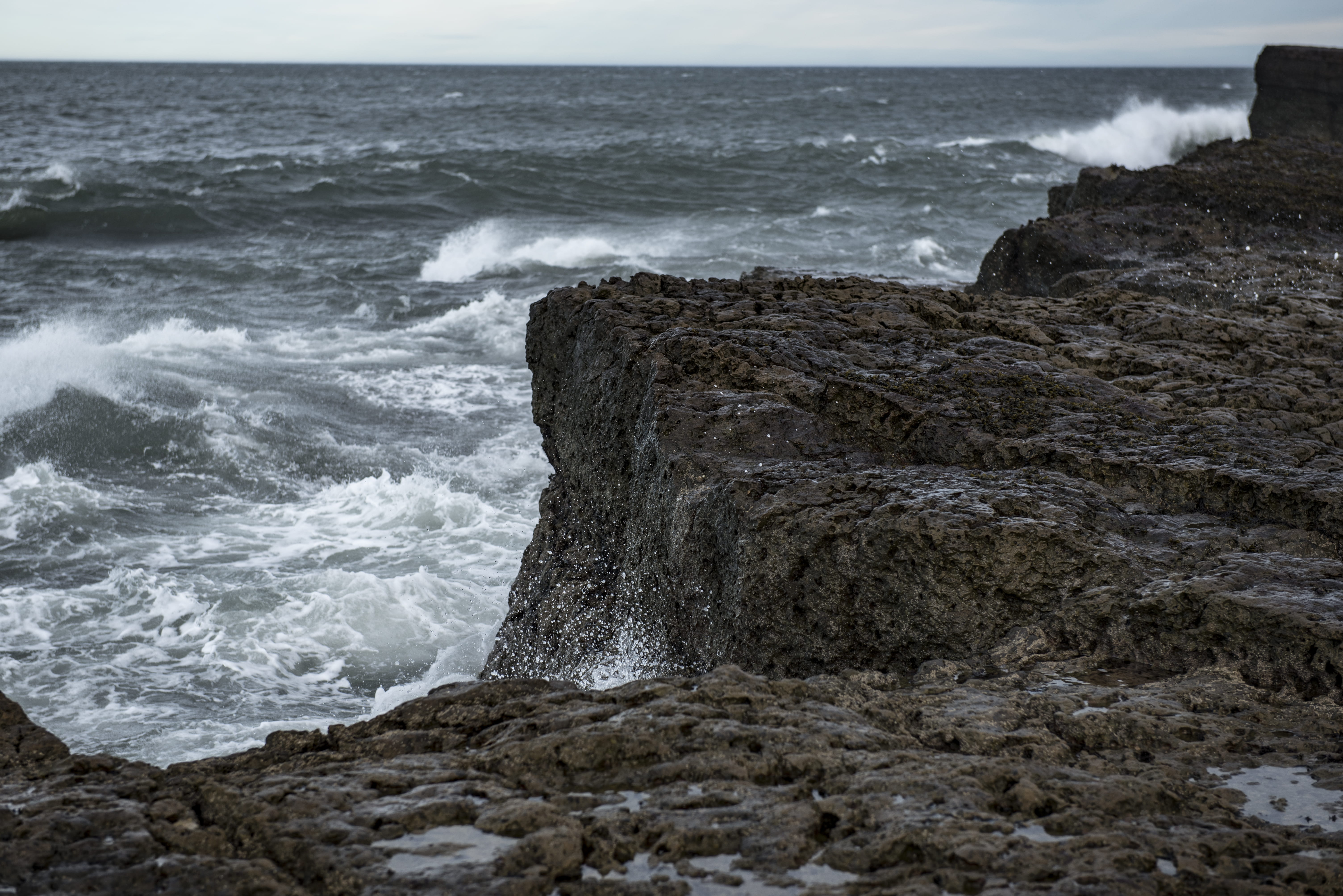rock - object, power in nature, water, motion, uk, 5K, coast, nature, beauty in nature, sea, sport, rocky coastline, day, breaking, beach, hitting, splashing, HD Wallpaper