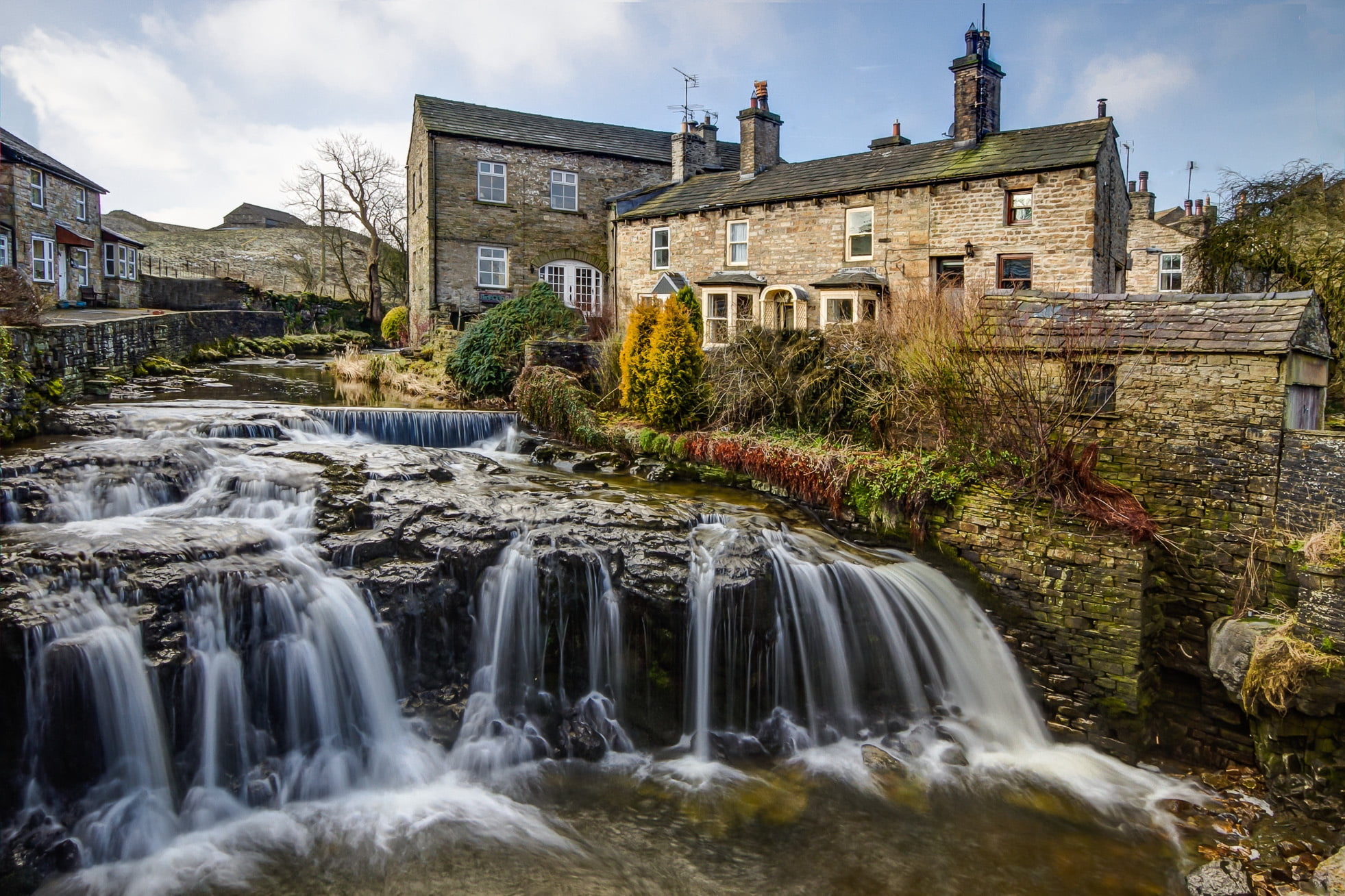plant, flowing, no people, travel, beside, flowing Water, building Exterior, yorkshire, outdoors, cloud - sky, water, 1080P, built structure, tourism, HD Wallpaper
