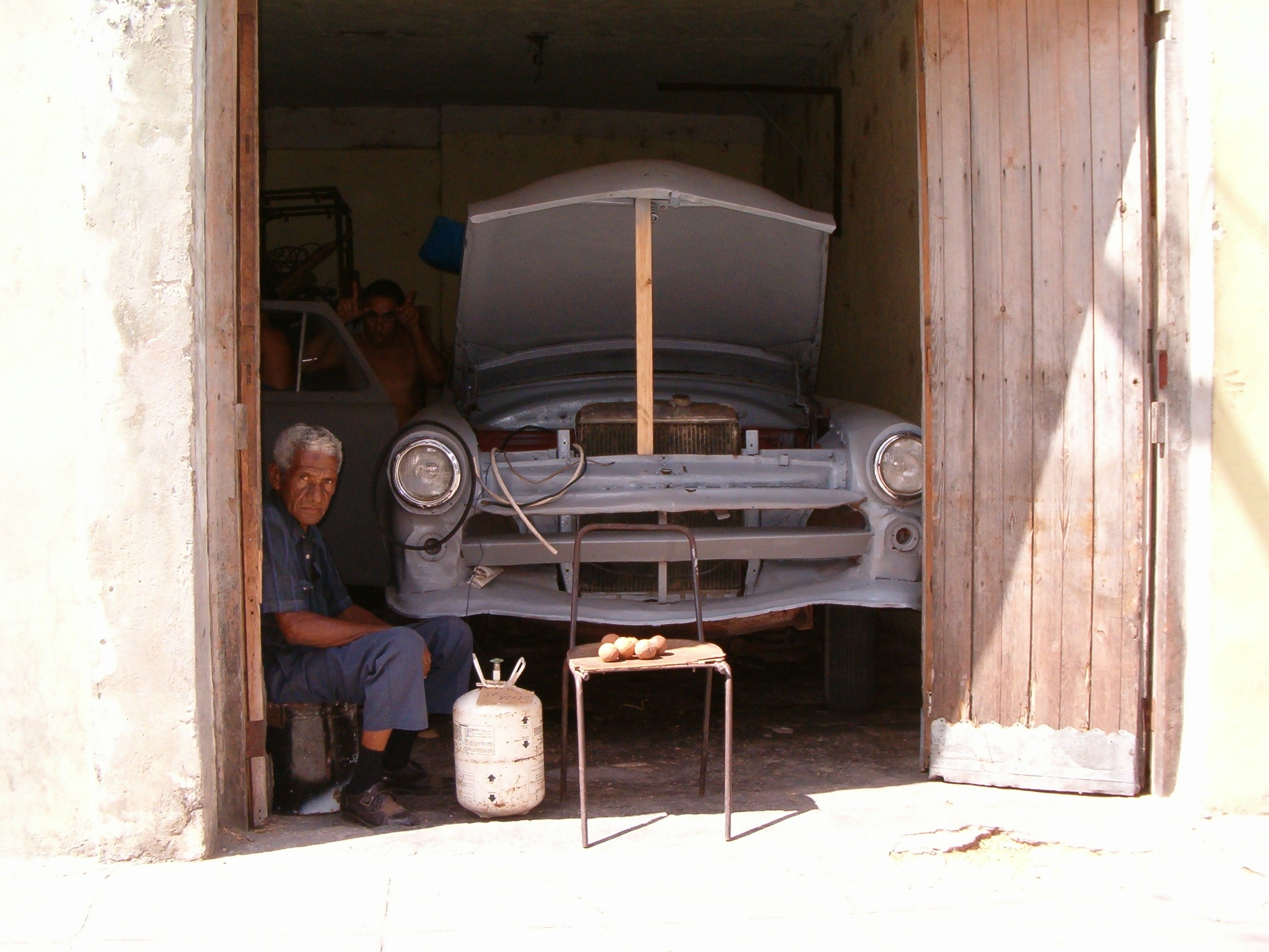 workshop, 1080P, working, sunlight, window, real people, mode of transportation, occupation, transportation, body, gas, garage, tank, daytime, stool, man, HD Wallpaper