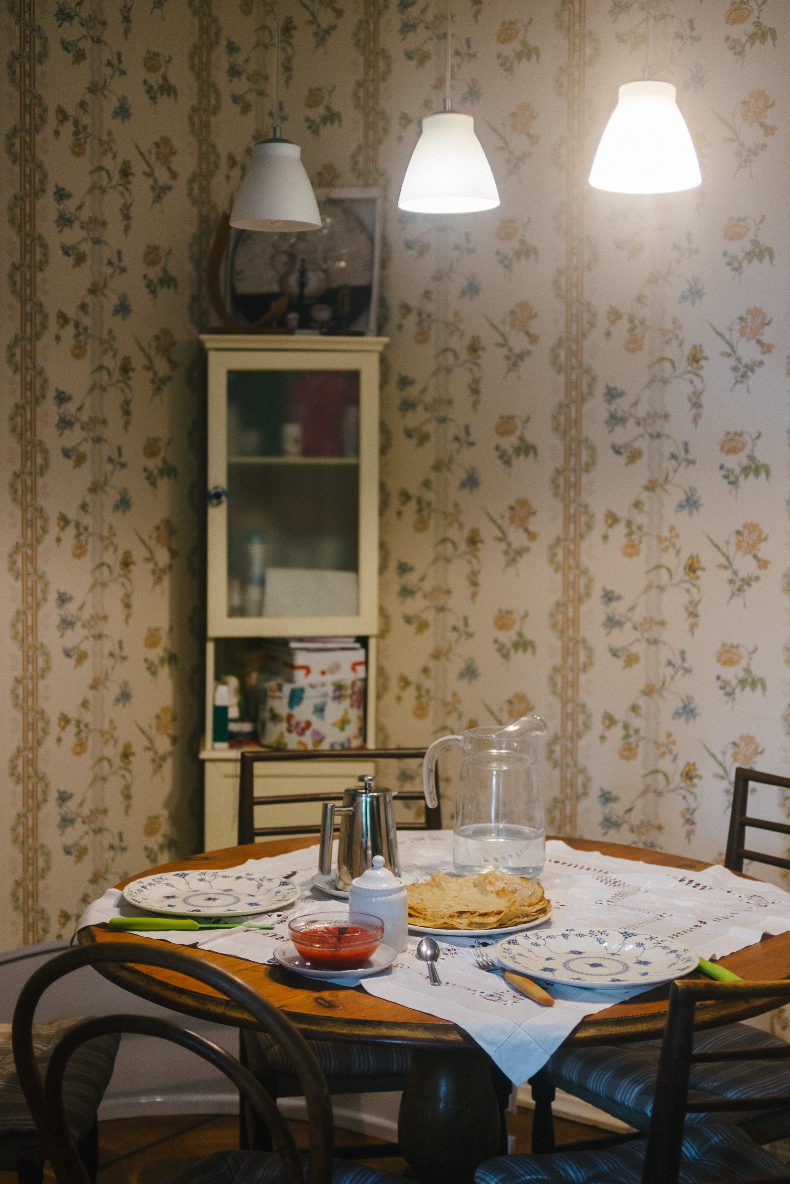 chair, decor, meal, dining, wood, empty, blini, floral pattern, green, plate, furniture, old, water, restaurant, indoors, cooking, delicious, food and drink, Phone HD Wallpaper