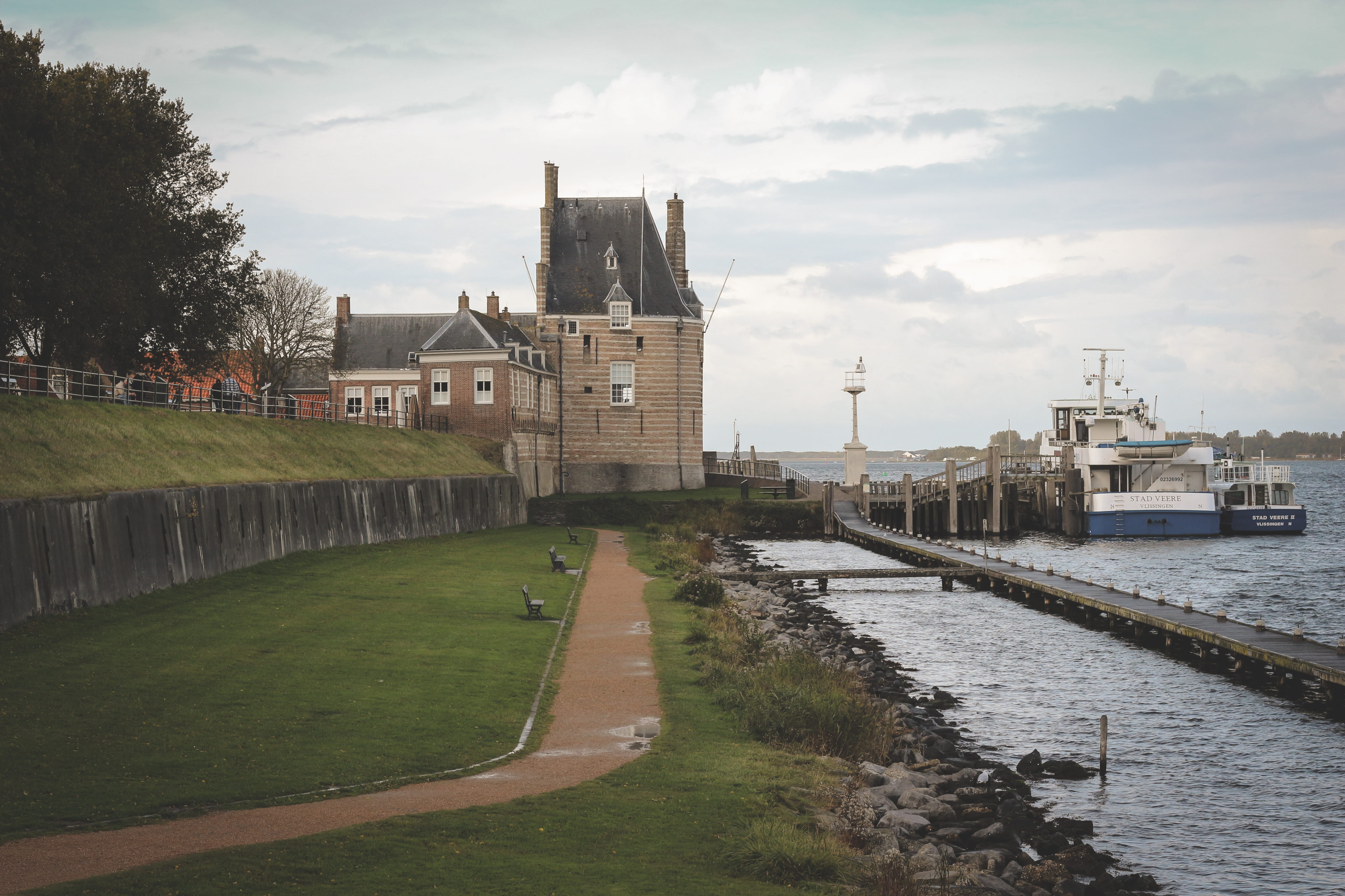 river, the past, building exterior, architecture, shore, house by the lake, city, veere, sailboat, web, boat, religion, see, built structure, ship, outdoors, HD Wallpaper