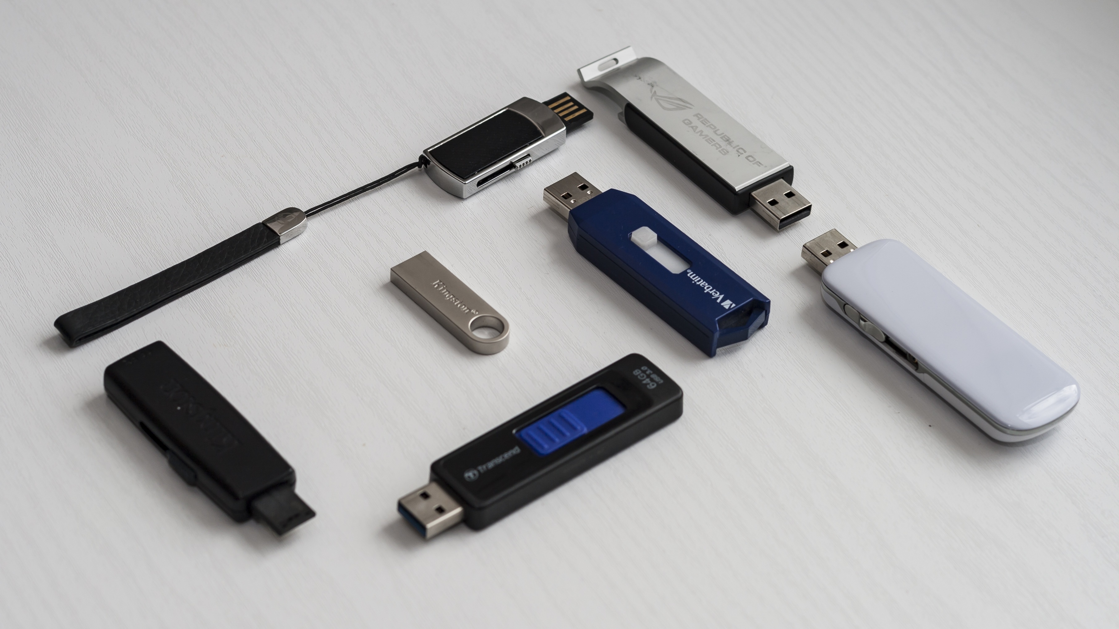 no people, color, table, white background, law, indoors, removable, portable information device, directly above, memory stick, still life, capacity, handgun, HD Wallpaper