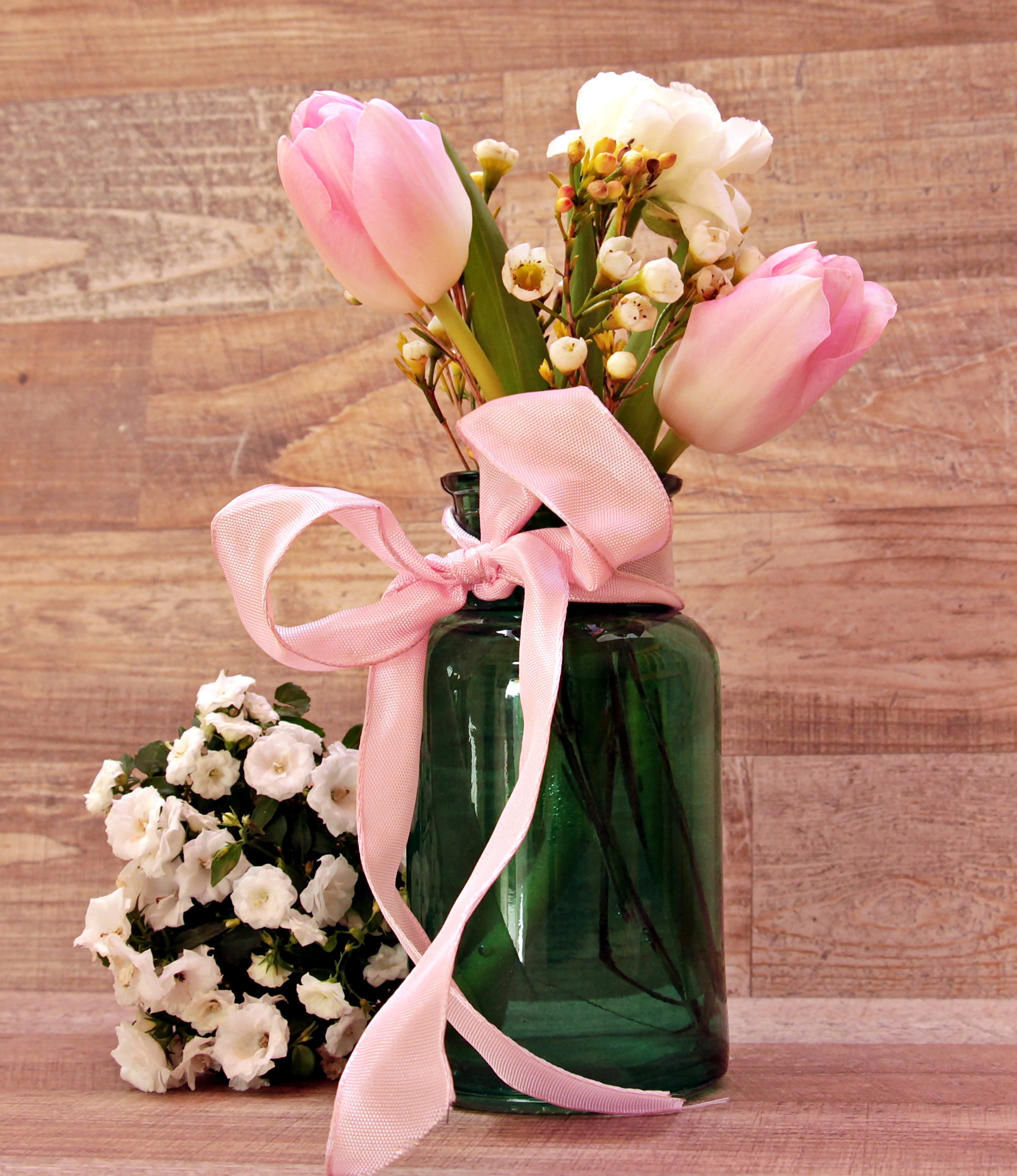 flowers, loop, close-up, glass, flower vase, greeting card, frisch, greeting, petal, vulnerability, flora, no people, rose - flower, ranunculus, map, tulips, Phone HD Wallpaper