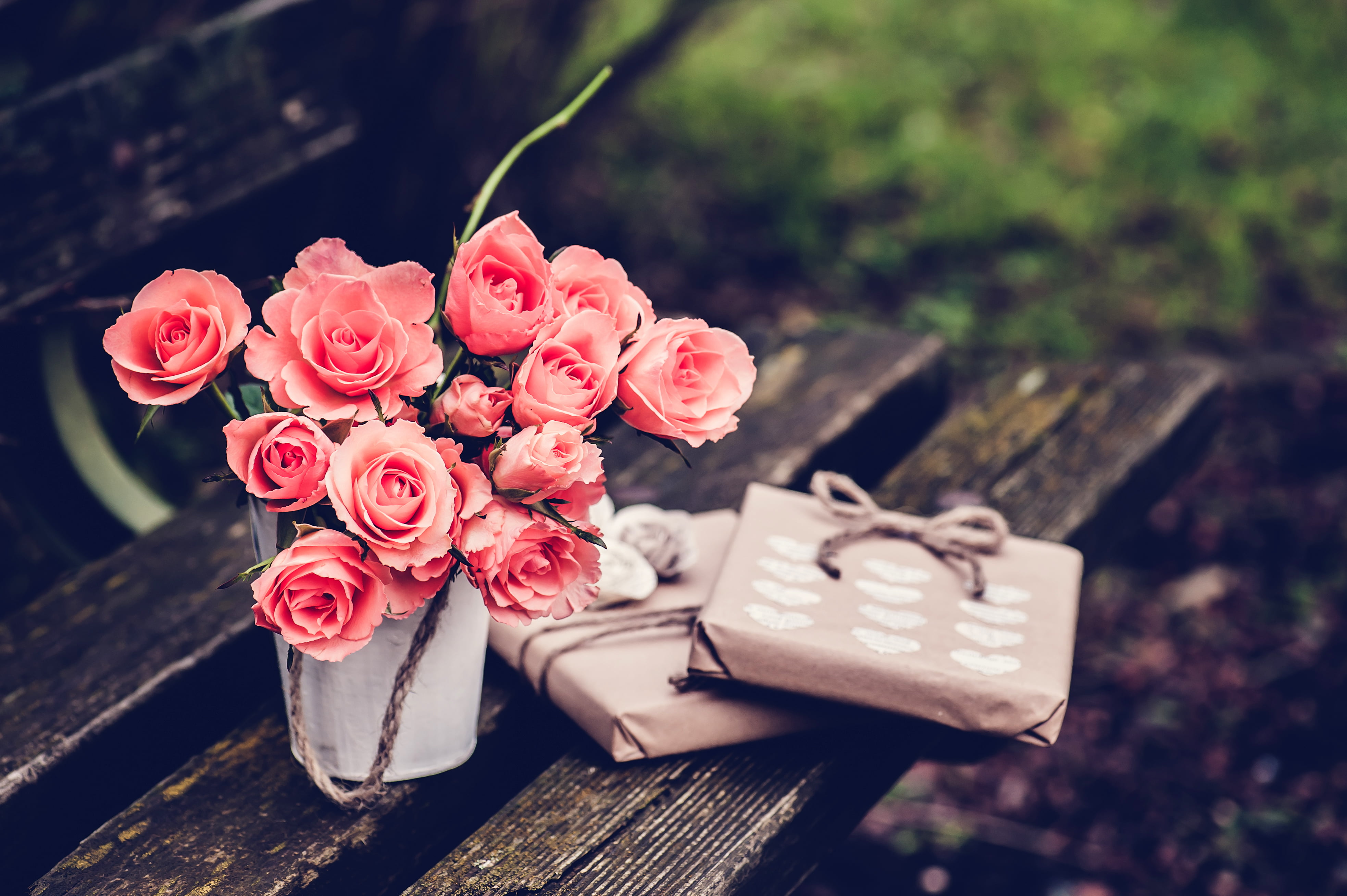 rustic, petal, petaled, wood - Material, pink Color, leaf, gift, freshness, bench, red, table, no People, romance, vulnerability, elegance, flower arrangement, HD Wallpaper