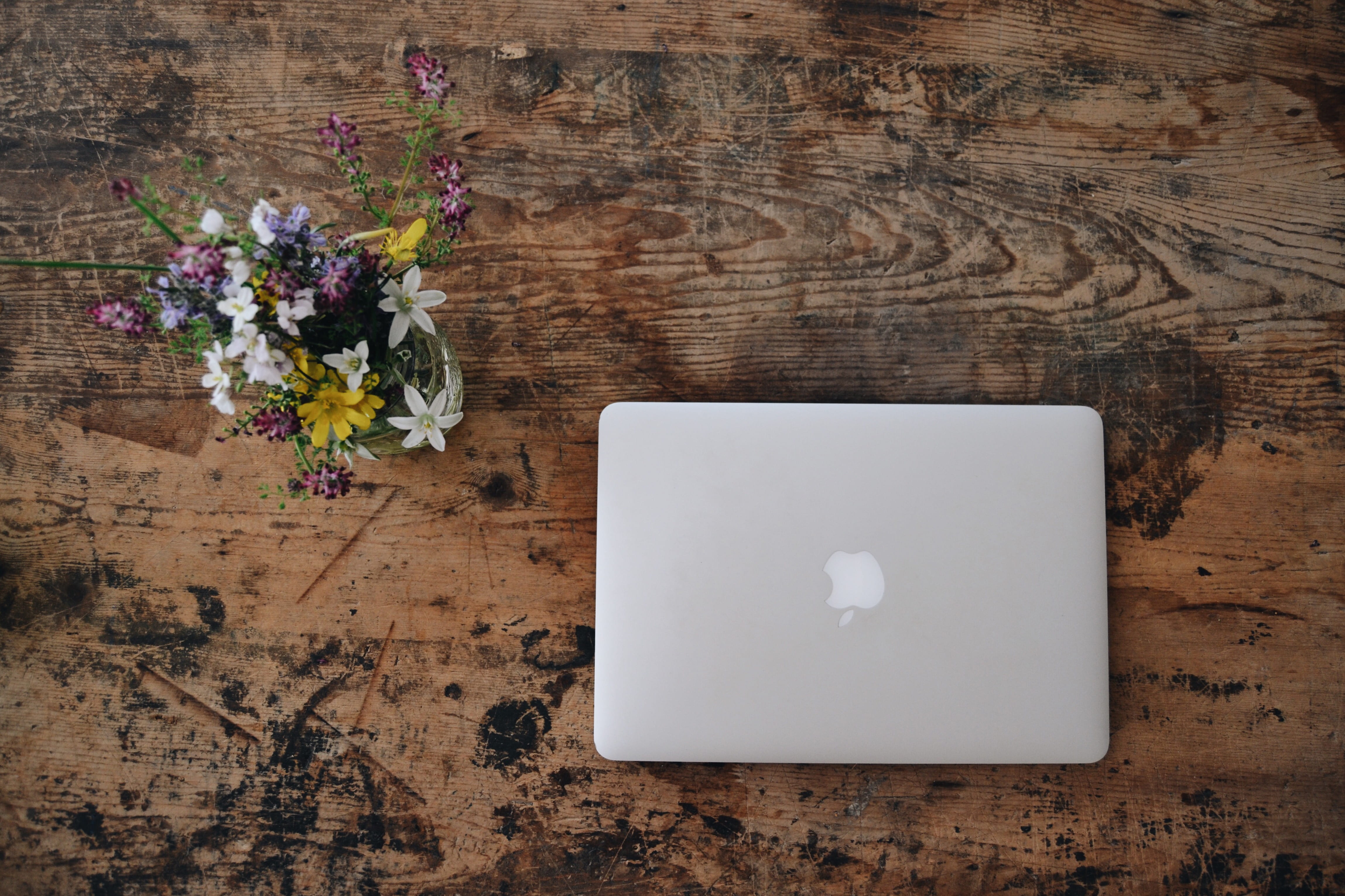minimal, decor, wood, table, flower arrangement, old, wood - material, flowering plant, wooden, computer, white, communication, still life, high angle view, HD Wallpaper