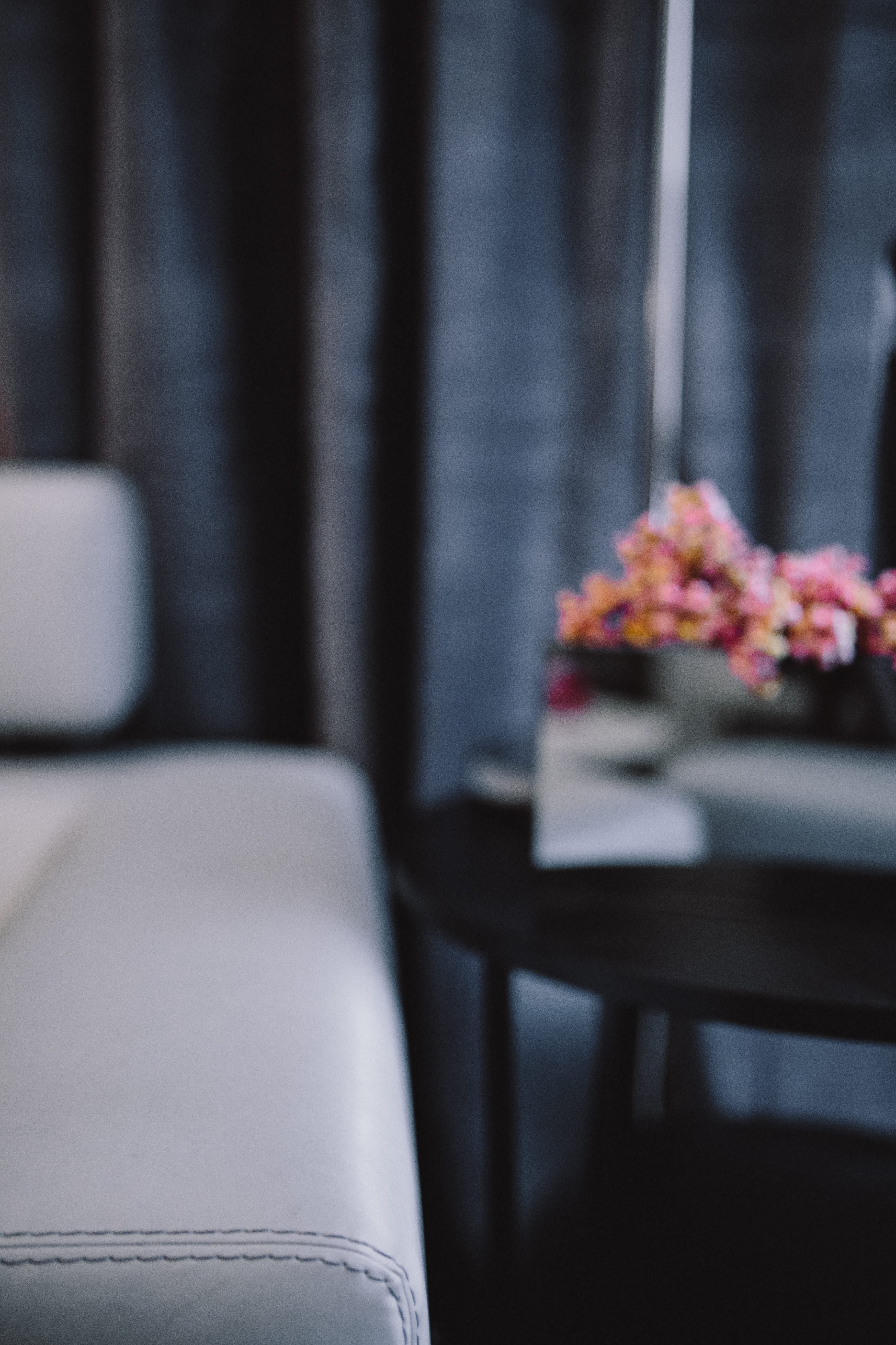 elegance, Minimal, luxury, absence, sofa, vase, restaurant, design, nature, minimalist, grey, room, no People, decor, furniture, table, coffee table, domestic room, Phone HD Wallpaper