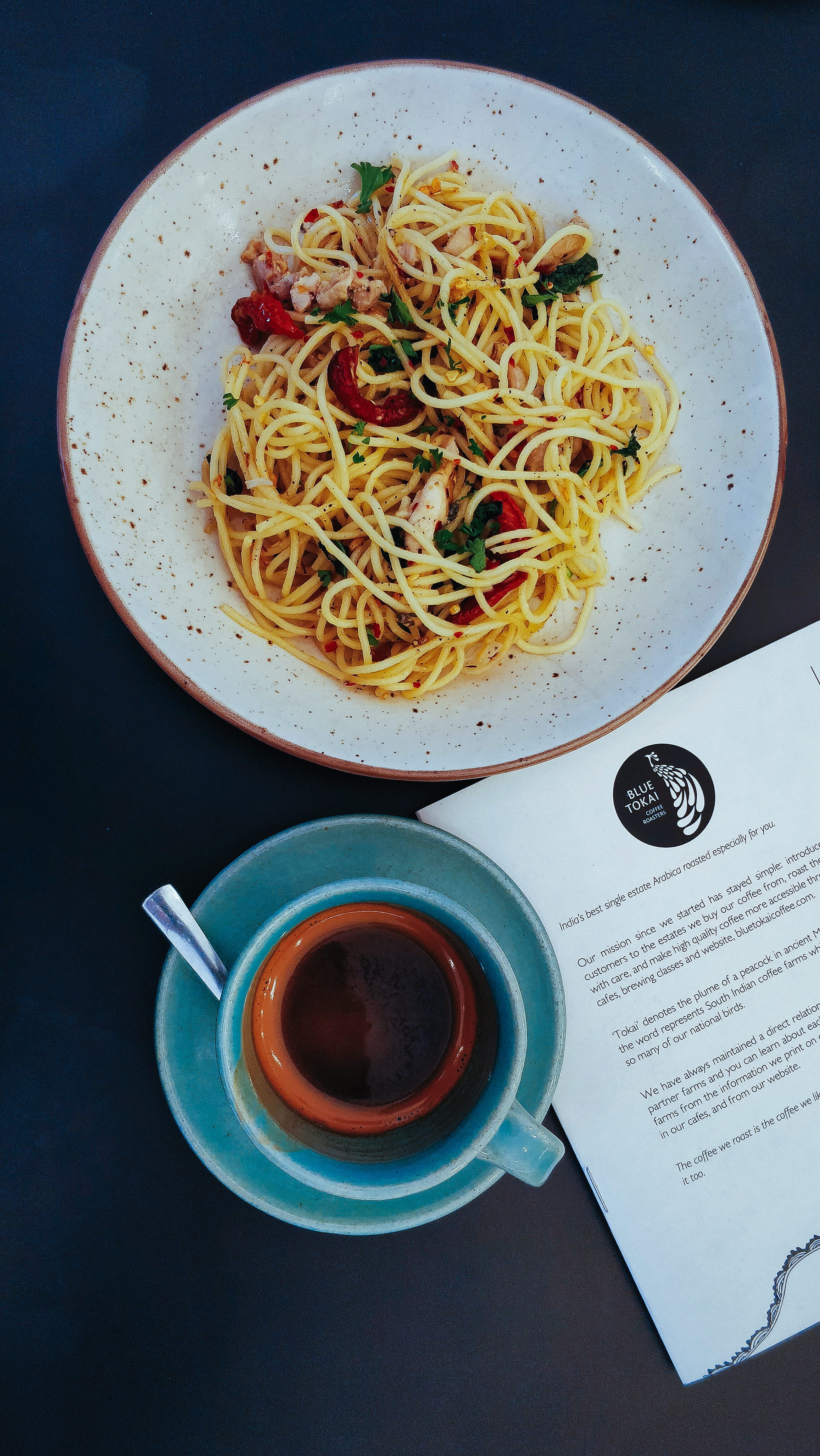 pasta, food, italian food, ready-to-eat, serving size, indoors, healthy eating, meal, coffee shop, directly above, green, eating utensil, refreshment, cup, Phone HD Wallpaper
