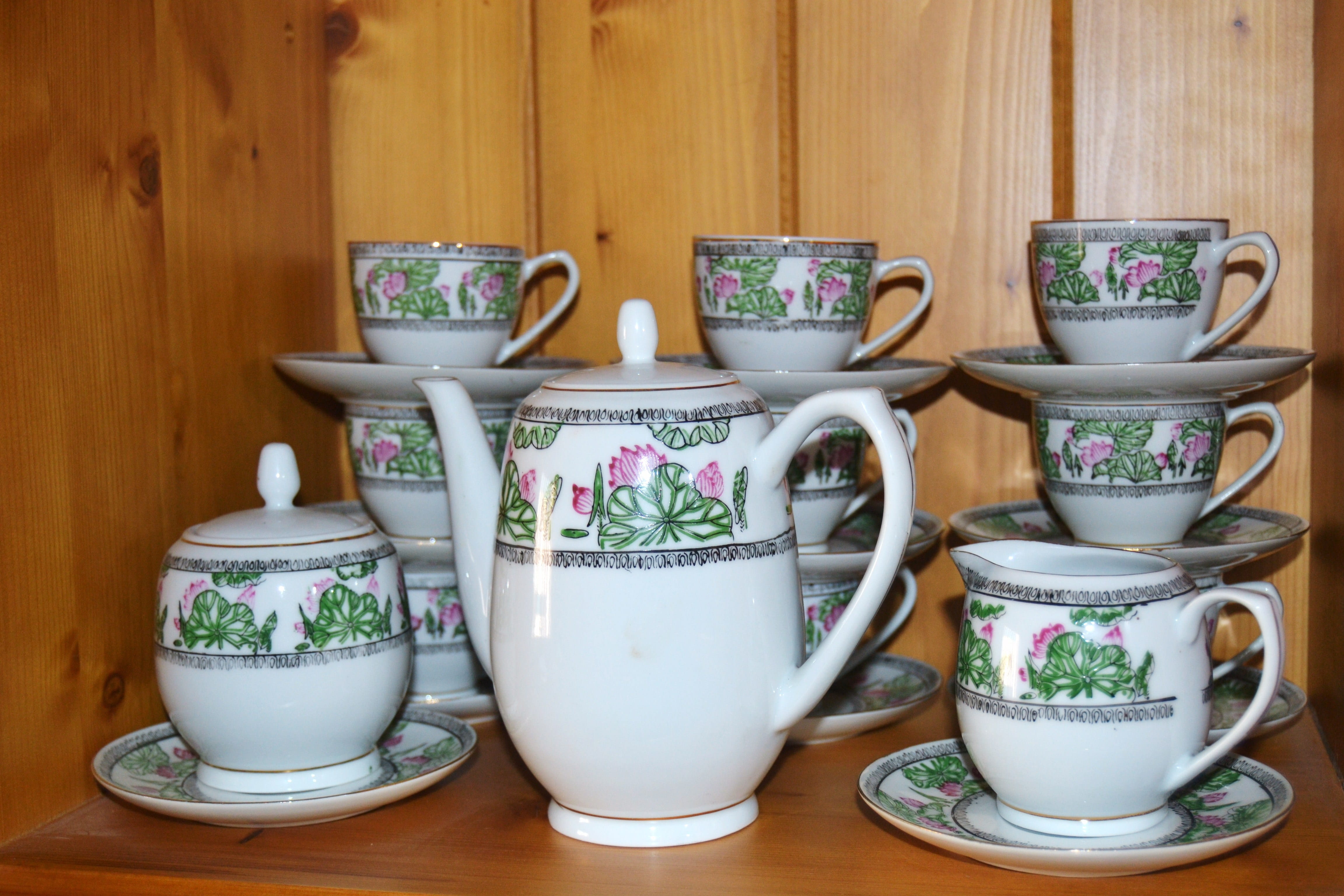 group of objects, variation, mug, close-up, cup, Crockery, shelf, porcelain, Breakfast, craft, side by side, tea cup, pattern, ceramics, antique, indoors, HD Wallpaper