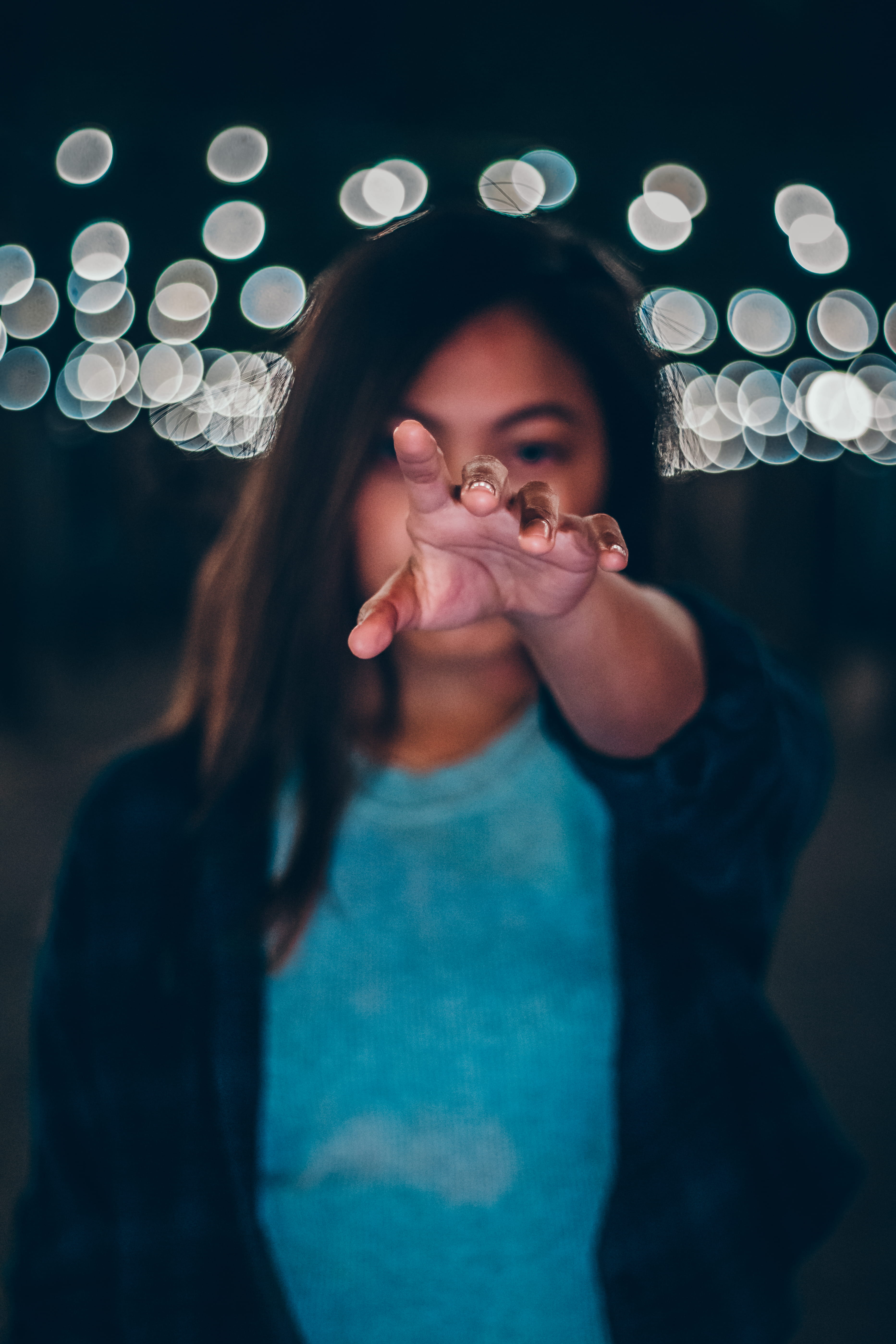 hand, finger, daisy, beautiful woman, money, daisies, bokeh, plant, focus on foreground, indoors, blossom, person, holding, light, looking at camera, casual clothing, Phone HD Wallpaper