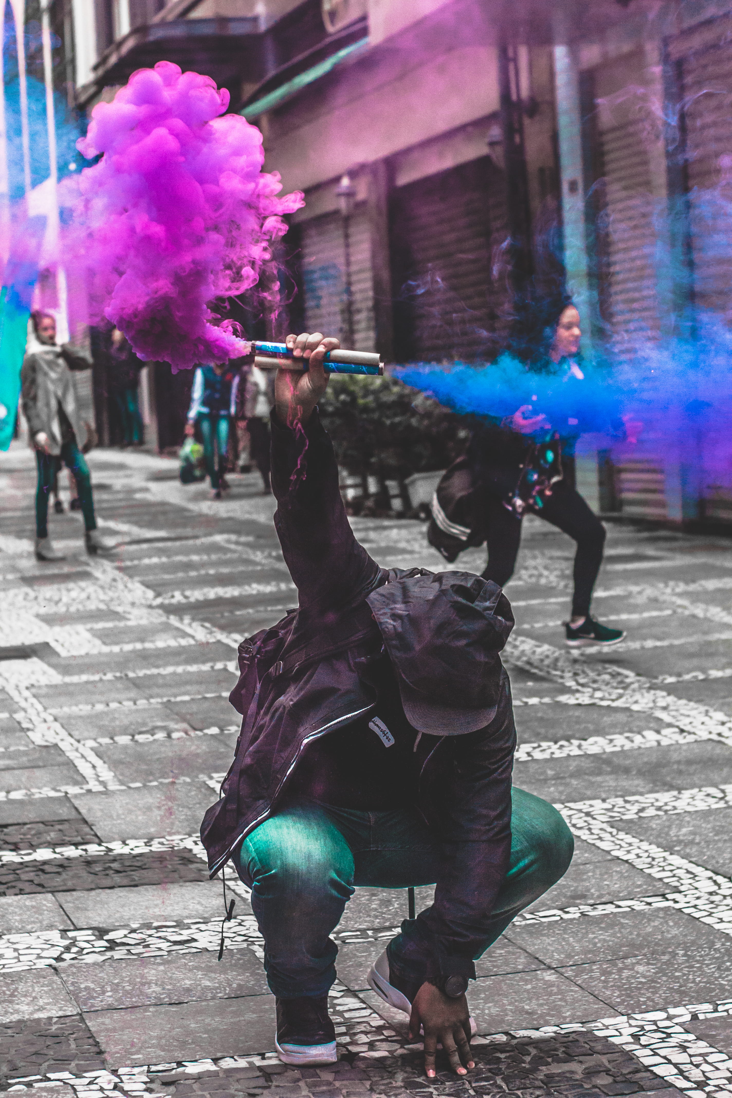 city life, day, man, blue, people, full length, purple, human, incidental people, city, holding, built structure, representation, squatting, 4K, clothing, Phone HD Wallpaper
