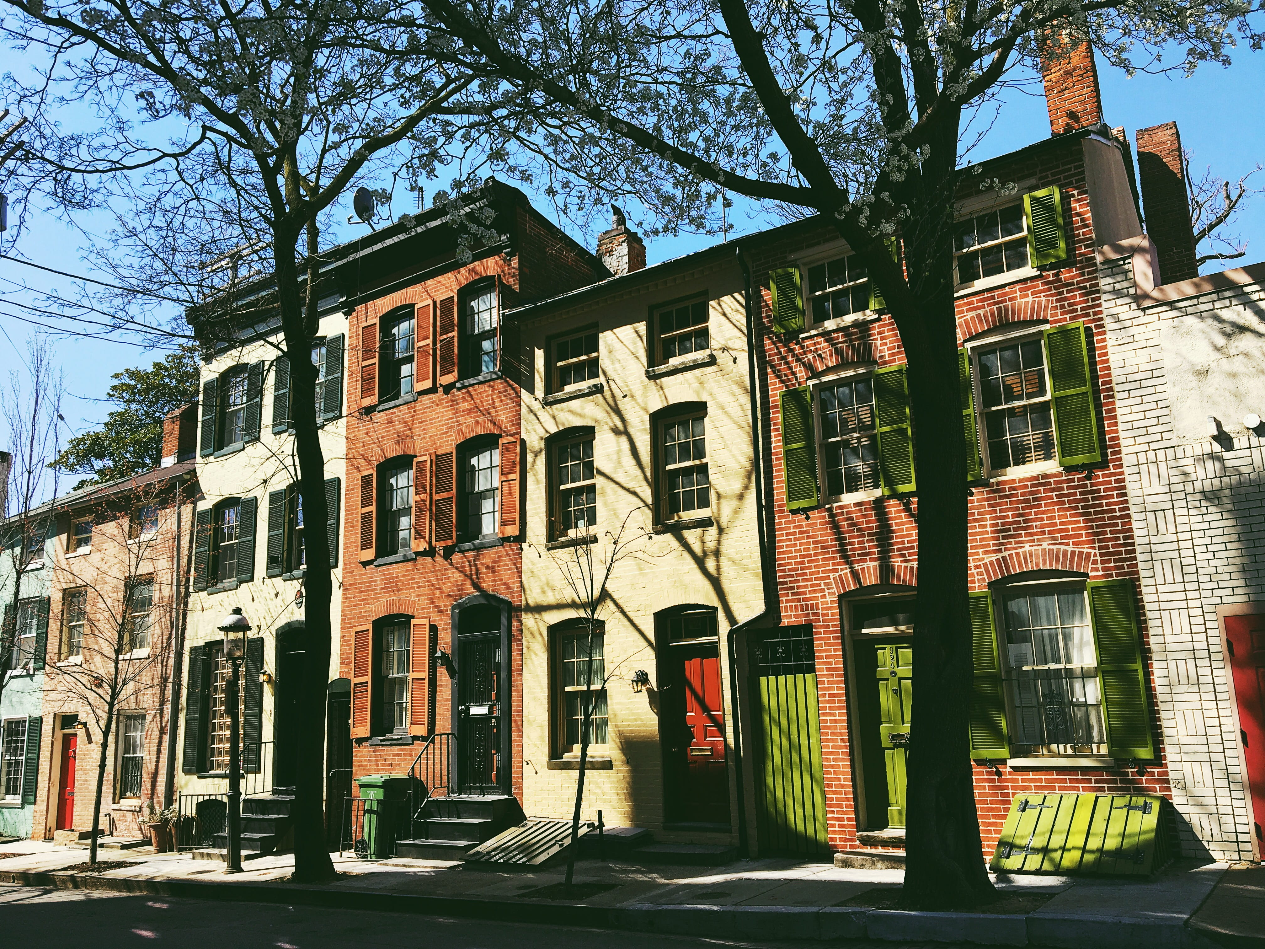 architecture, city, vintage, built structure, plant, sunlight, green, housing, residential district, sidewalk, shadow, building exterior, path, town, day, HD Wallpaper