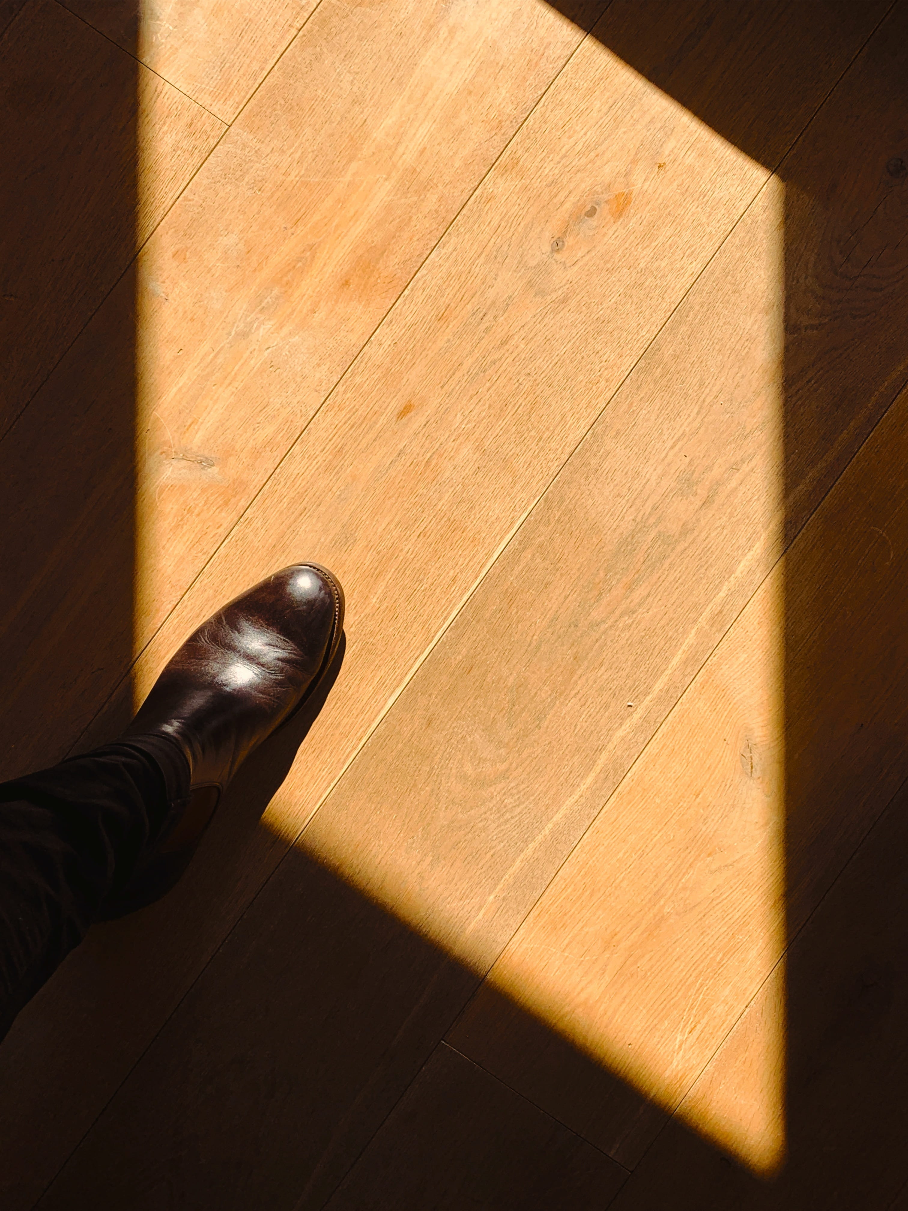 riding boot, body part, table, human leg, tiled floor, person, rug, brown, human body part, ski boot, human foot, footwear, real people, leather, flooring, Phone HD Wallpaper