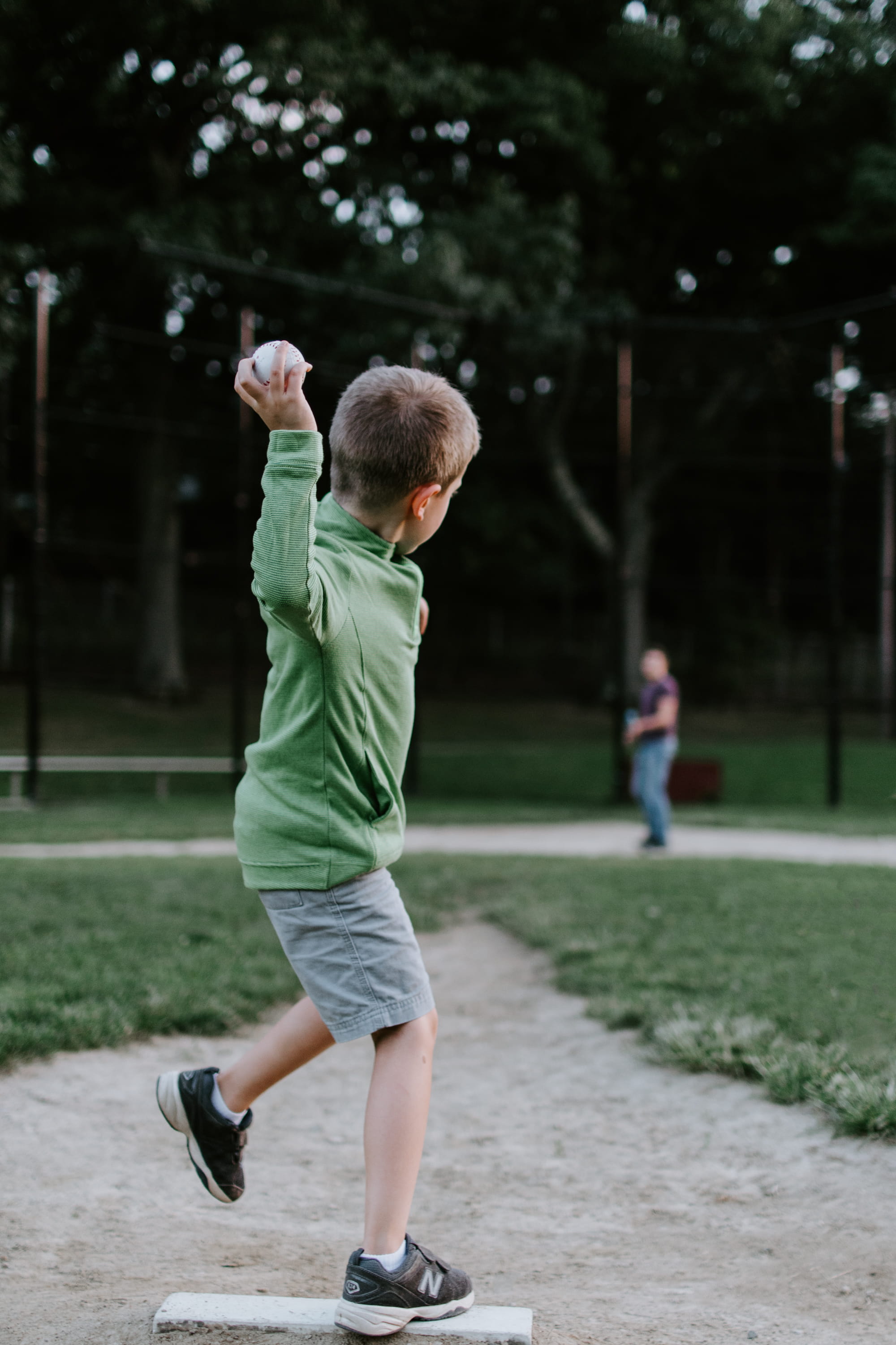 dad, casual clothing, father, throw, park, pitch, softball, kid, 2K, boy, motion, child, innocence, ball, playing, males, plant, human, baseball, boston, Phone HD Wallpaper