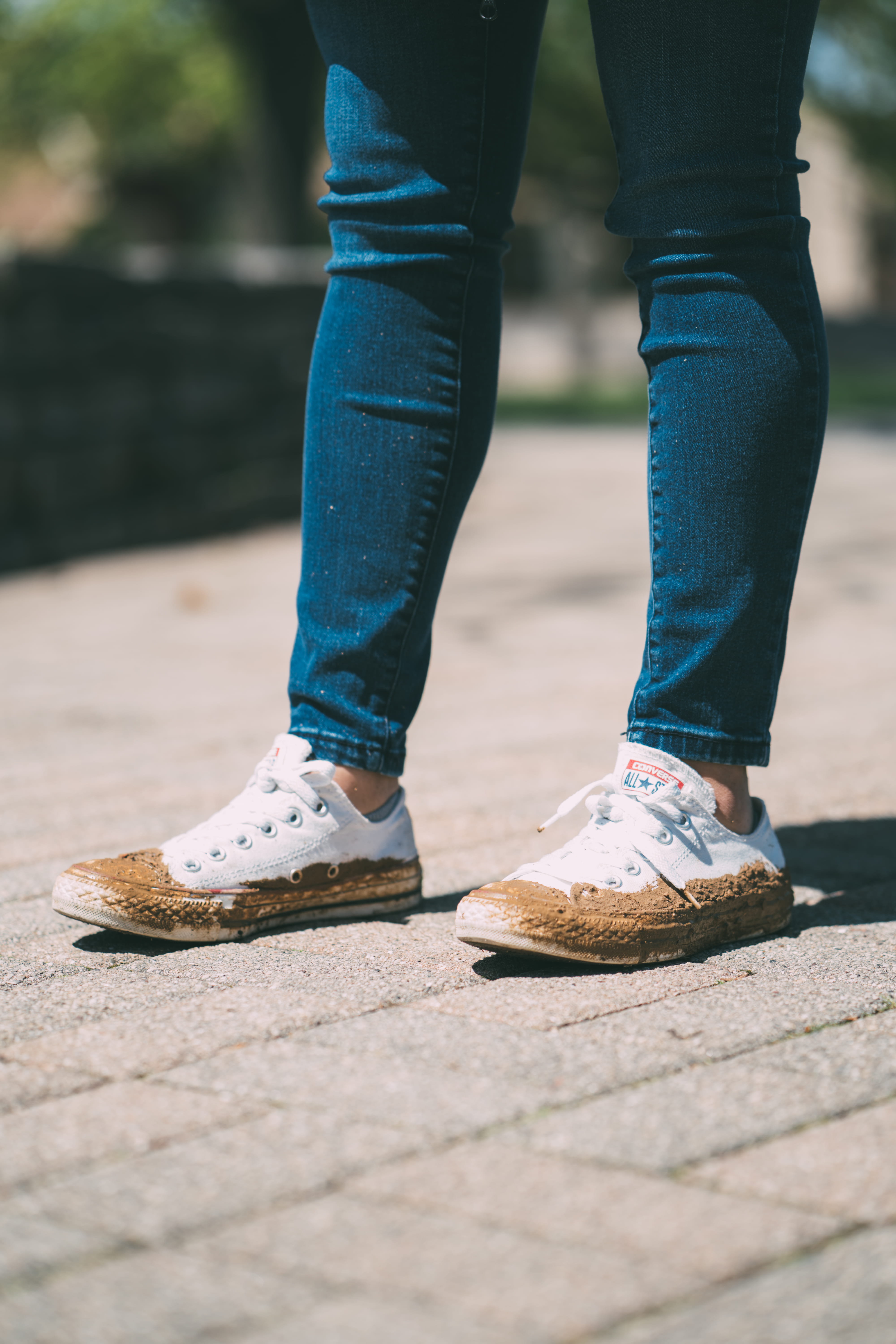 standing, 5K, women, human leg, shoe, sunlight, one person, outdoors, human body part, day, converse, converse all star, human foot, casual clothing, men, Phone HD Wallpaper
