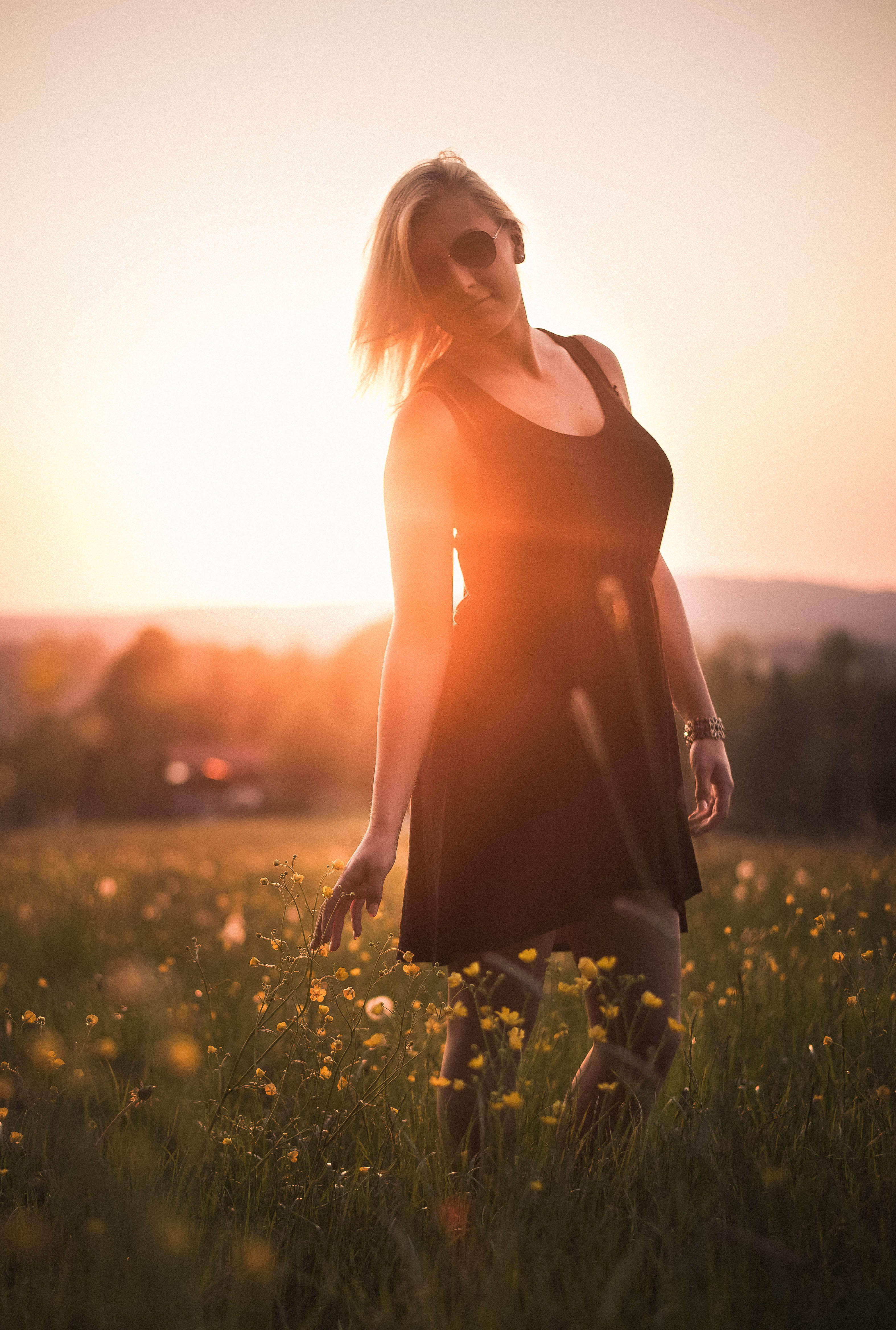 beautiful woman, neck, fashion, one person, tired, hair, forget, motivation, dress, outdoors, lifestyles, beauty in nature, leisure activity, women, surrounded, Phone HD Wallpaper