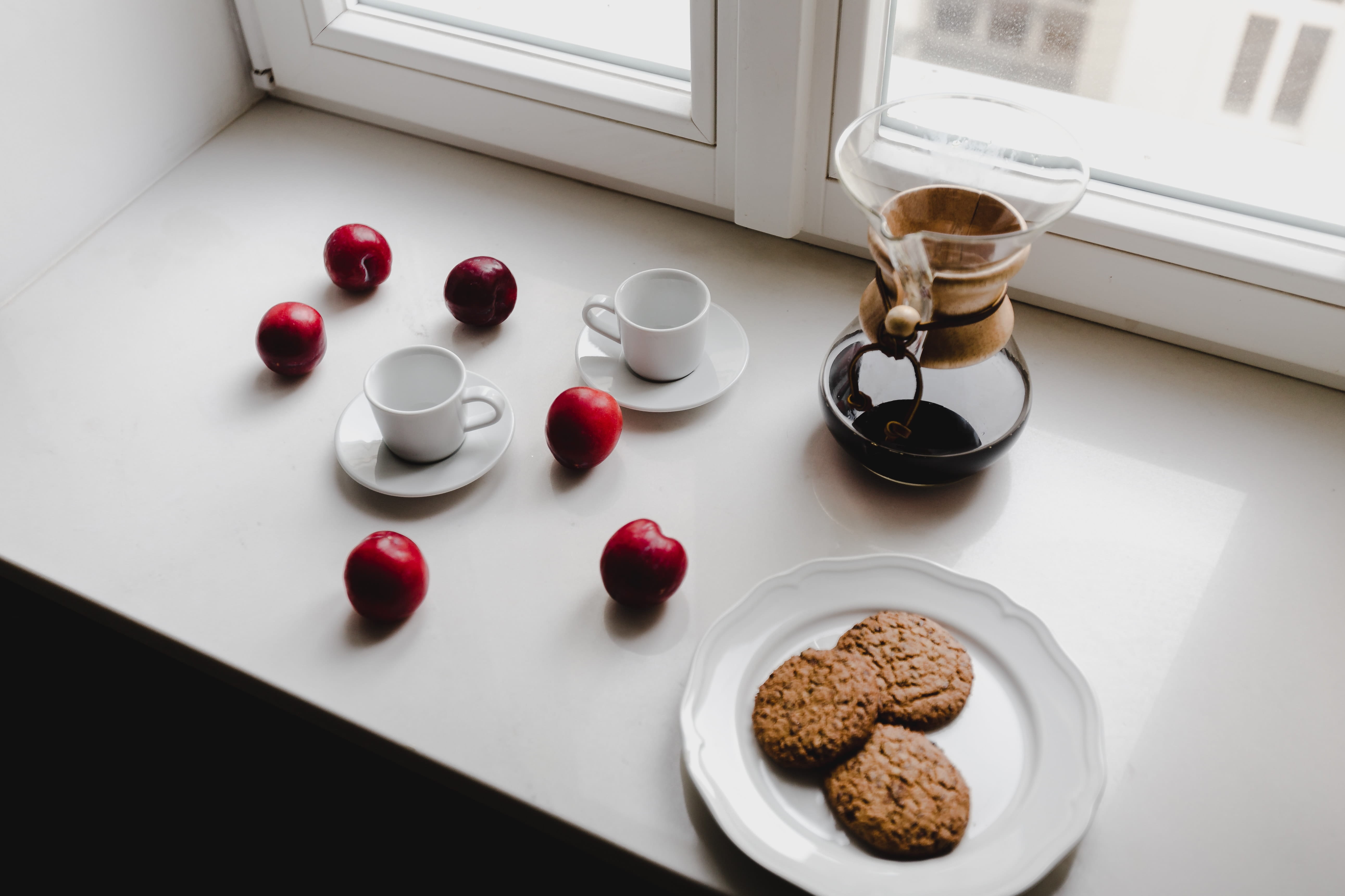 5K, day, household equipment, cup, filter, no people, morning, plate, drink, cafe, food, food and drink, plums, delicious, bowl, fruits, table, domestic life, HD Wallpaper