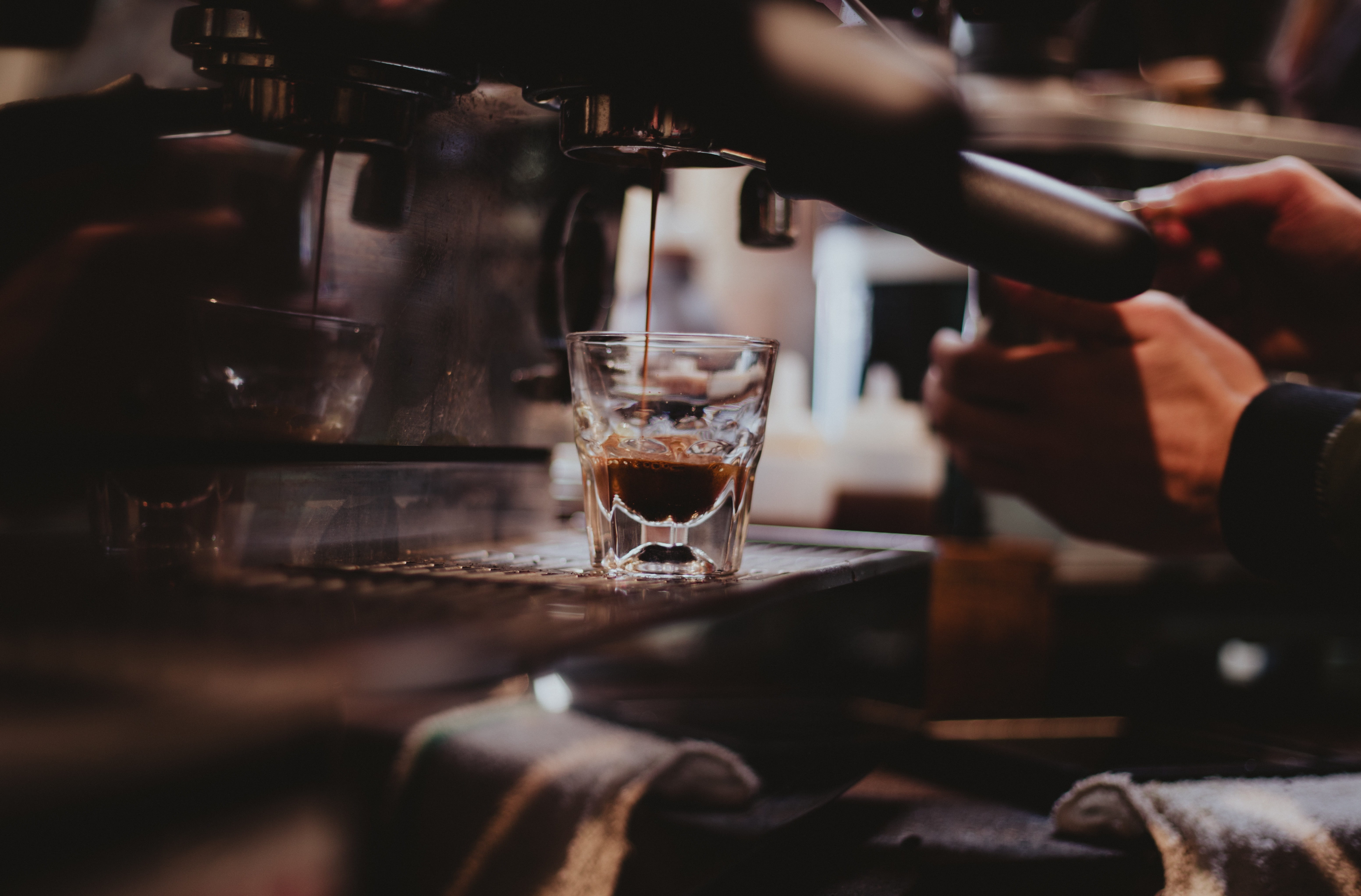 focus, human hand, close-up, men, machine, cocktail, drinking glass, bar counter, happy hour, rock, business, nightlife, selective focus, food and drink, HD Wallpaper