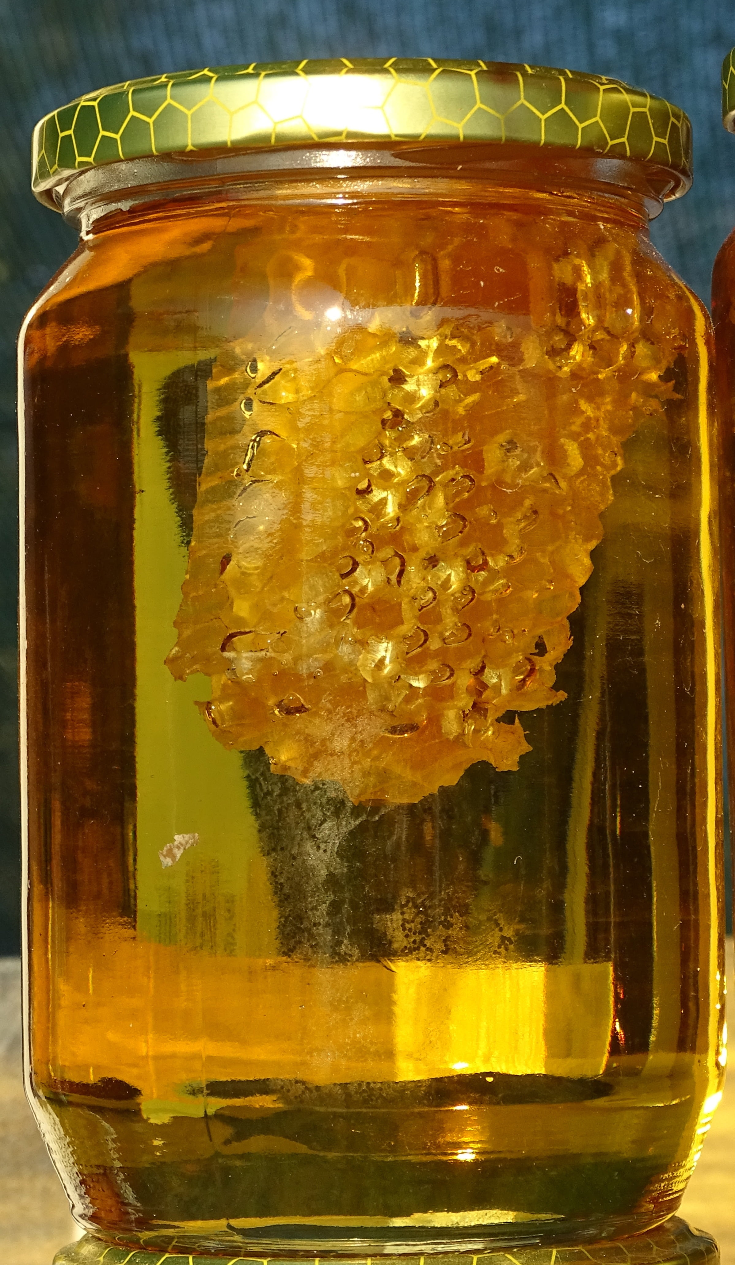 focus on foreground, 4K, no people, refreshment, sweet, honeycomb, reflection, jar, glass - Material, food, freshness, filled, glass, honey, drink, illuminated, Phone HD Wallpaper