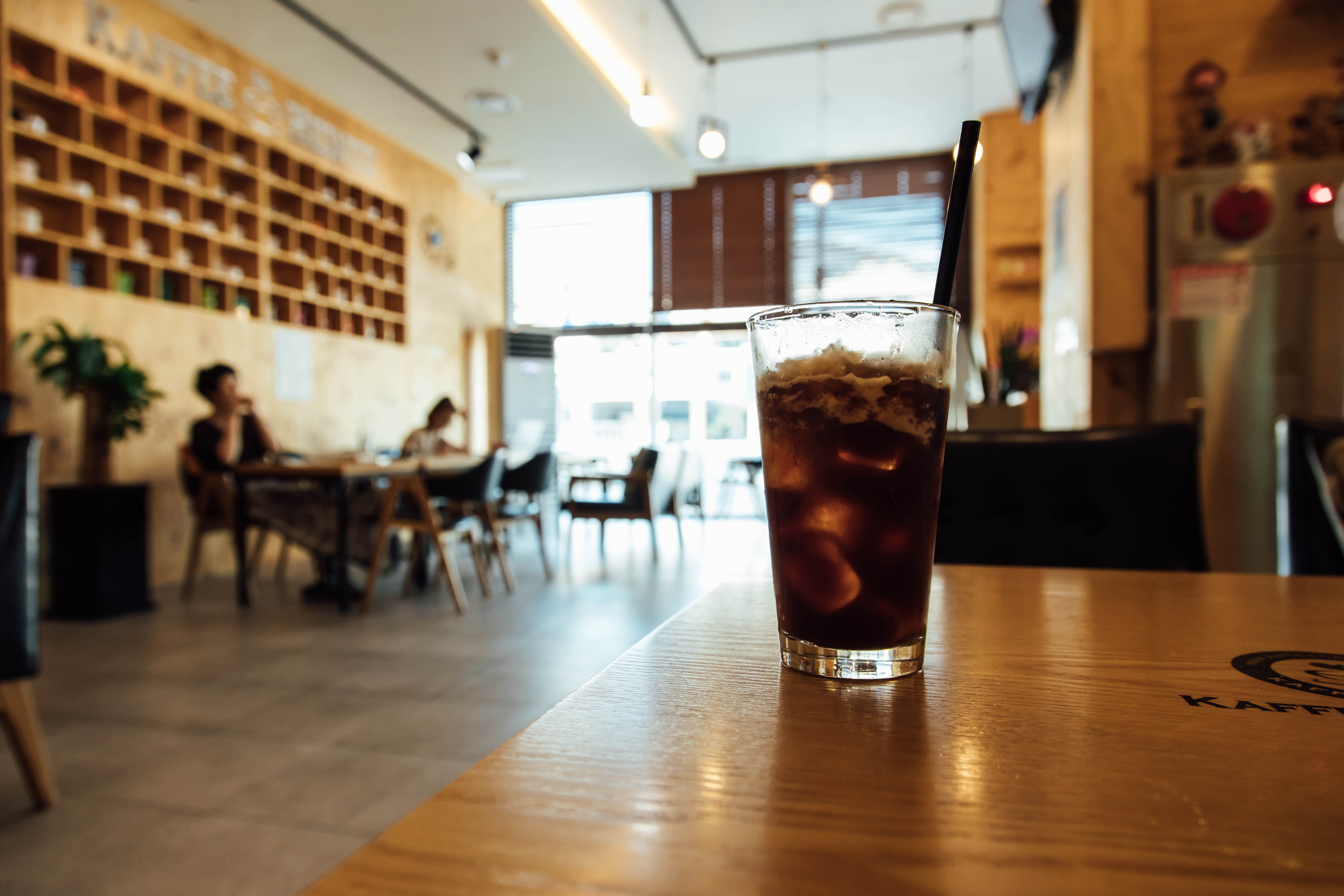 drinking glass, cafe, bar counter, seat, tables, drink, americano, the wait, food, glass cup, restaurant, coffee beans, iced americano, household equipment, HD Wallpaper