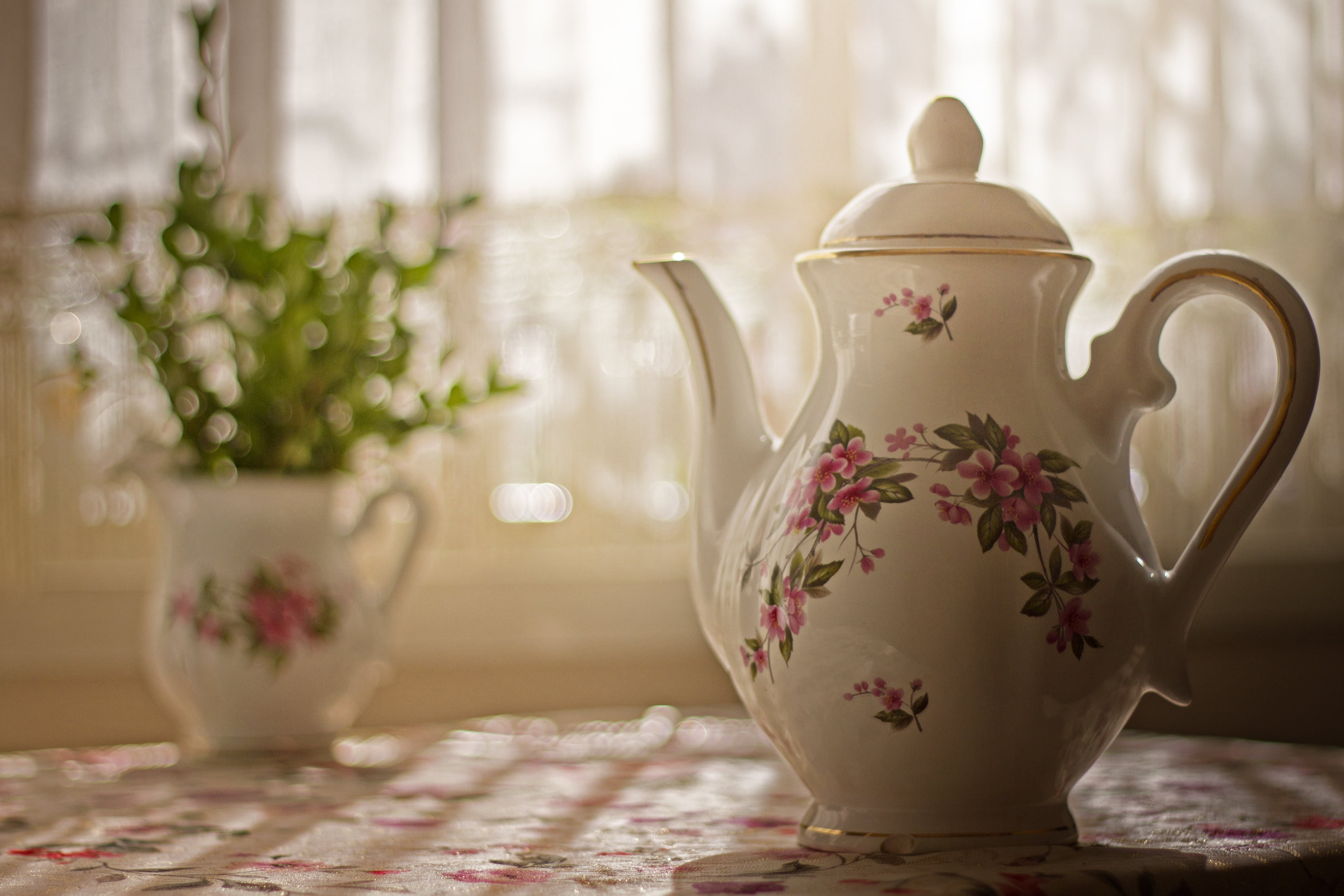 still life, white, day, food and drink, teapot, desk, mug, elegance, indoors, cultures, floral pattern, table, ceramic, tea - Hot Drink, ceramics, vase, HD Wallpaper