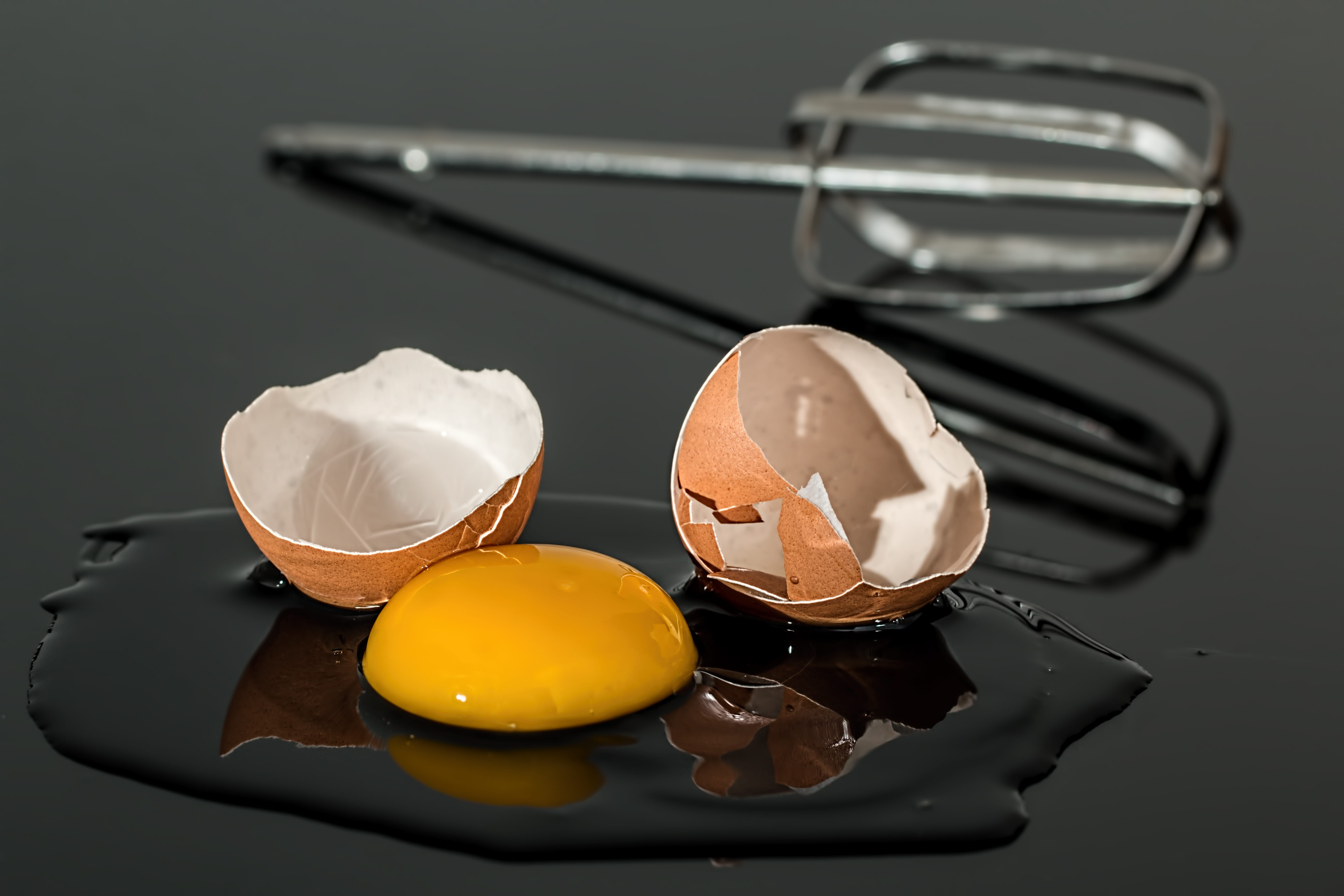 cracked, yolk, egg yolk, fragile, indoors, close-up, egg, kitchen, albumen, egg beater, nutrition, crack, food and drink, eating utensil, protein, black background, HD Wallpaper