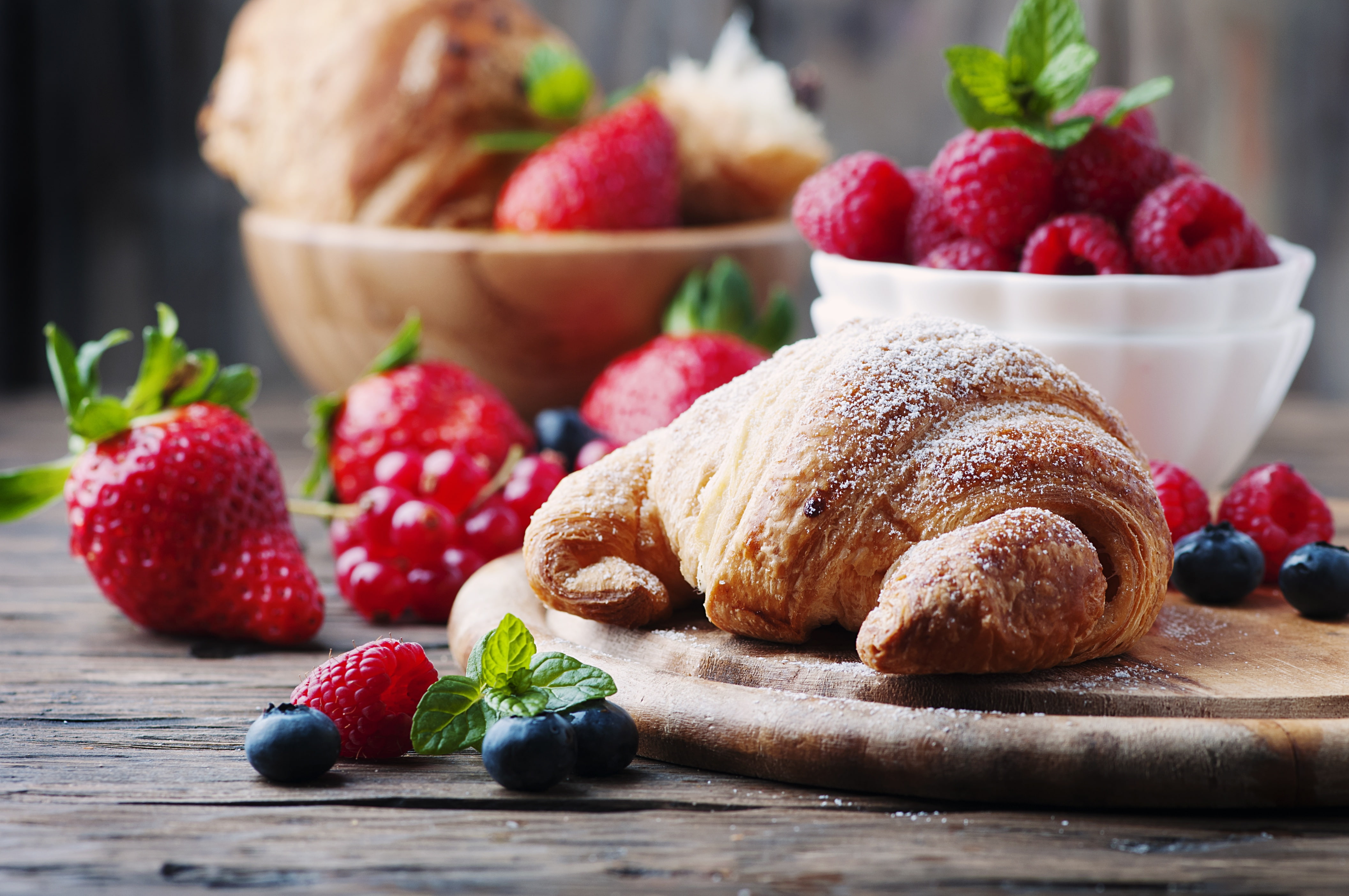 croissants, 4K, blueberries, pastries, strawberries, raspberries, HD Wallpaper