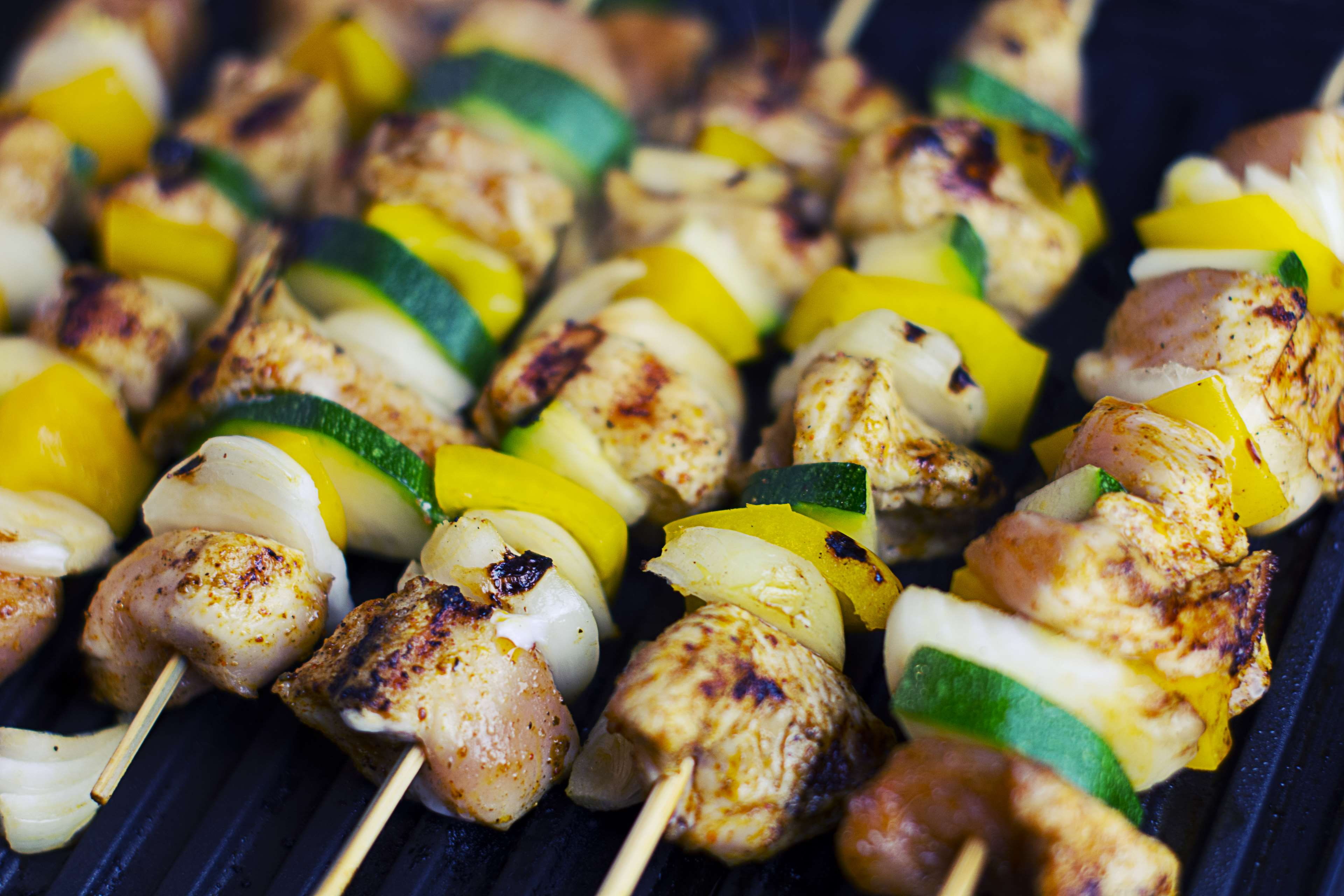 delicious, bbq, tasty, close up, 4K, grilling, grill, zucchini, barbecue, food, foodporn, shashliks, dinner, onions, grilled, kebab, HD Wallpaper