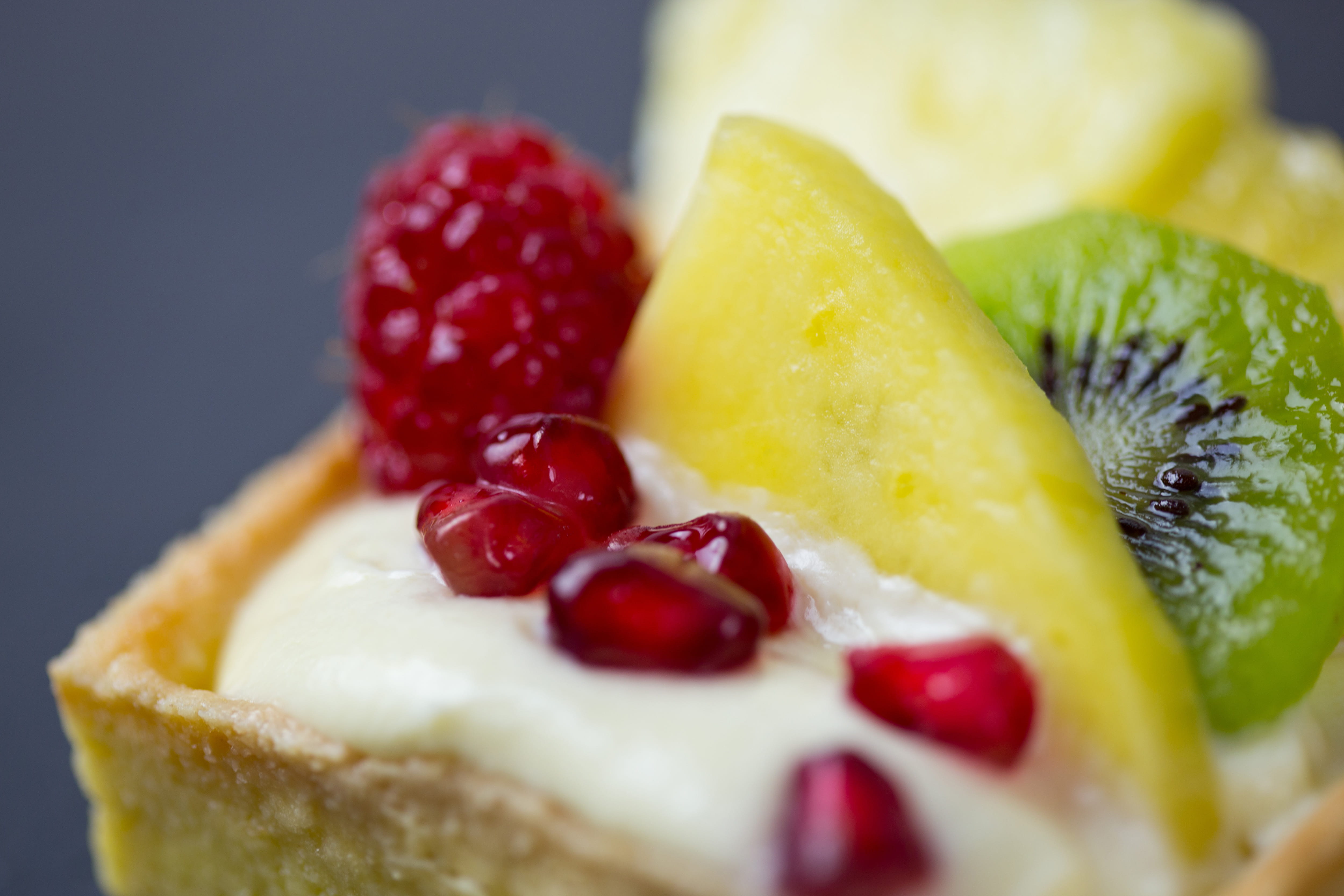 shot, sweet Food, still life, food, temptation, gourmet, studio shot, close-up, ready-to-eat, kiwi - Fruit, berry fruit, selective focus, 4K, tart, sweet, HD Wallpaper