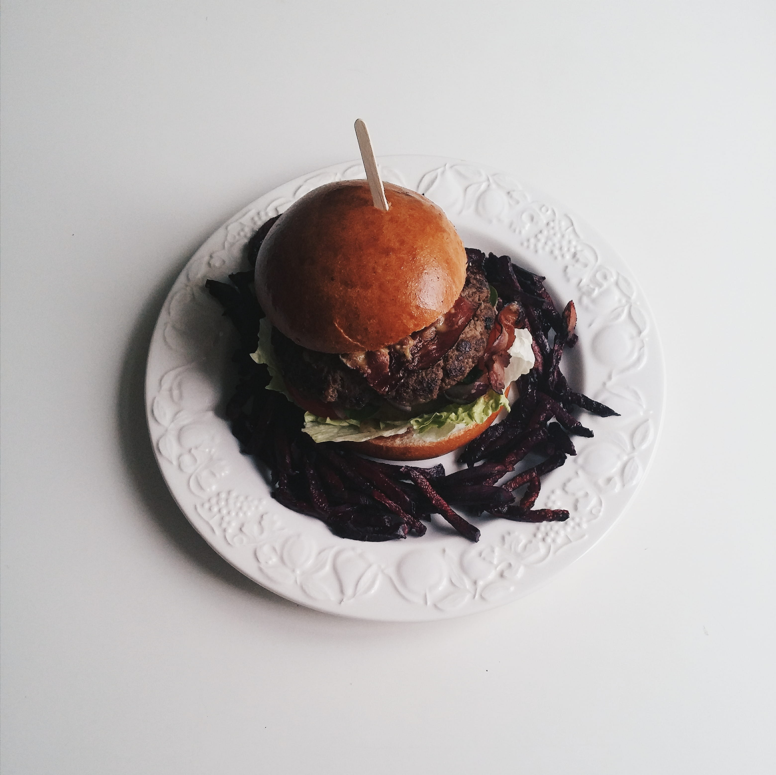 cheeseburger, temptation, snack, meat, background, white background, serving size, indoors, meal, indulgence, fast food, no people, top view, sandwich, HD Wallpaper