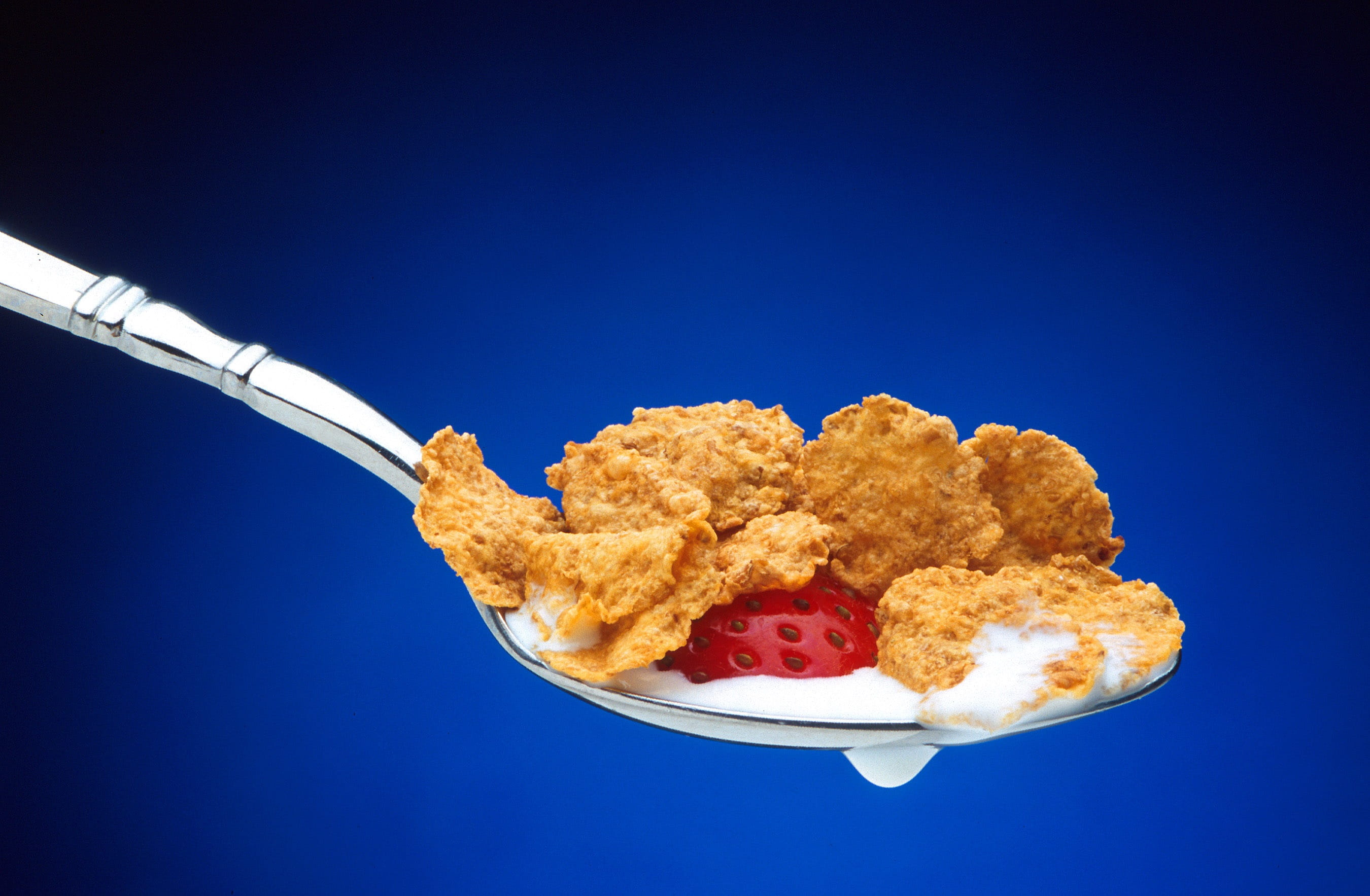 2K, meat, cut out, fried chicken, colored background, indoors, breakfast, eating utensil, crockery, fast food, meal, fried, eating, stainless, blue background, HD Wallpaper