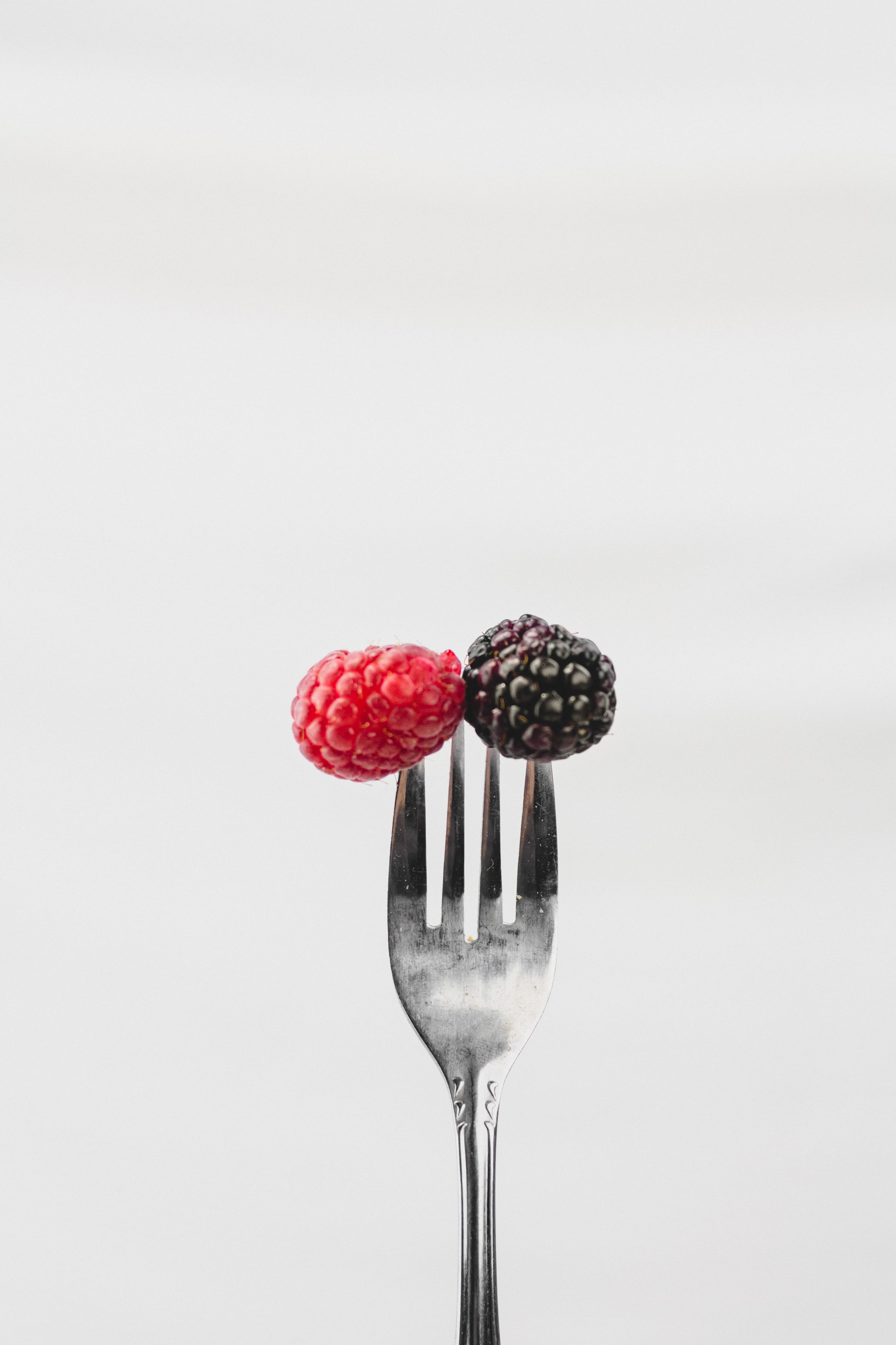 berry fruit, 4K, no people, wellbeing, red, food, indoors, spoon, minimal frute photography, temptation, eating utensil, studio shot, healthy eating, steel, Phone HD Wallpaper