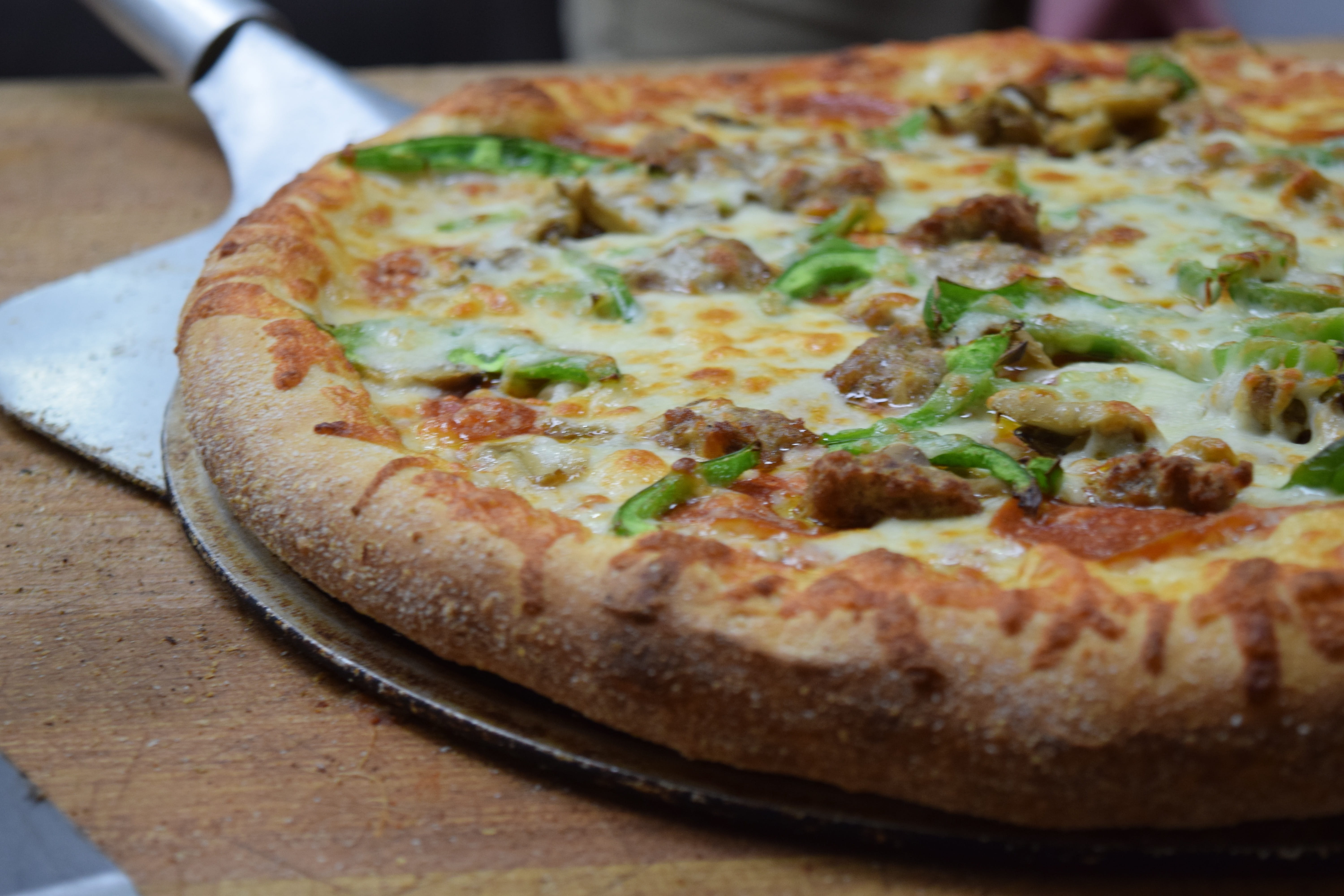 food and drink, pizza, italian food, high angle view, still life, mozzarella, fast food, oven, unhealthy eating, table, green peppers, snack, pizza box, HD Wallpaper