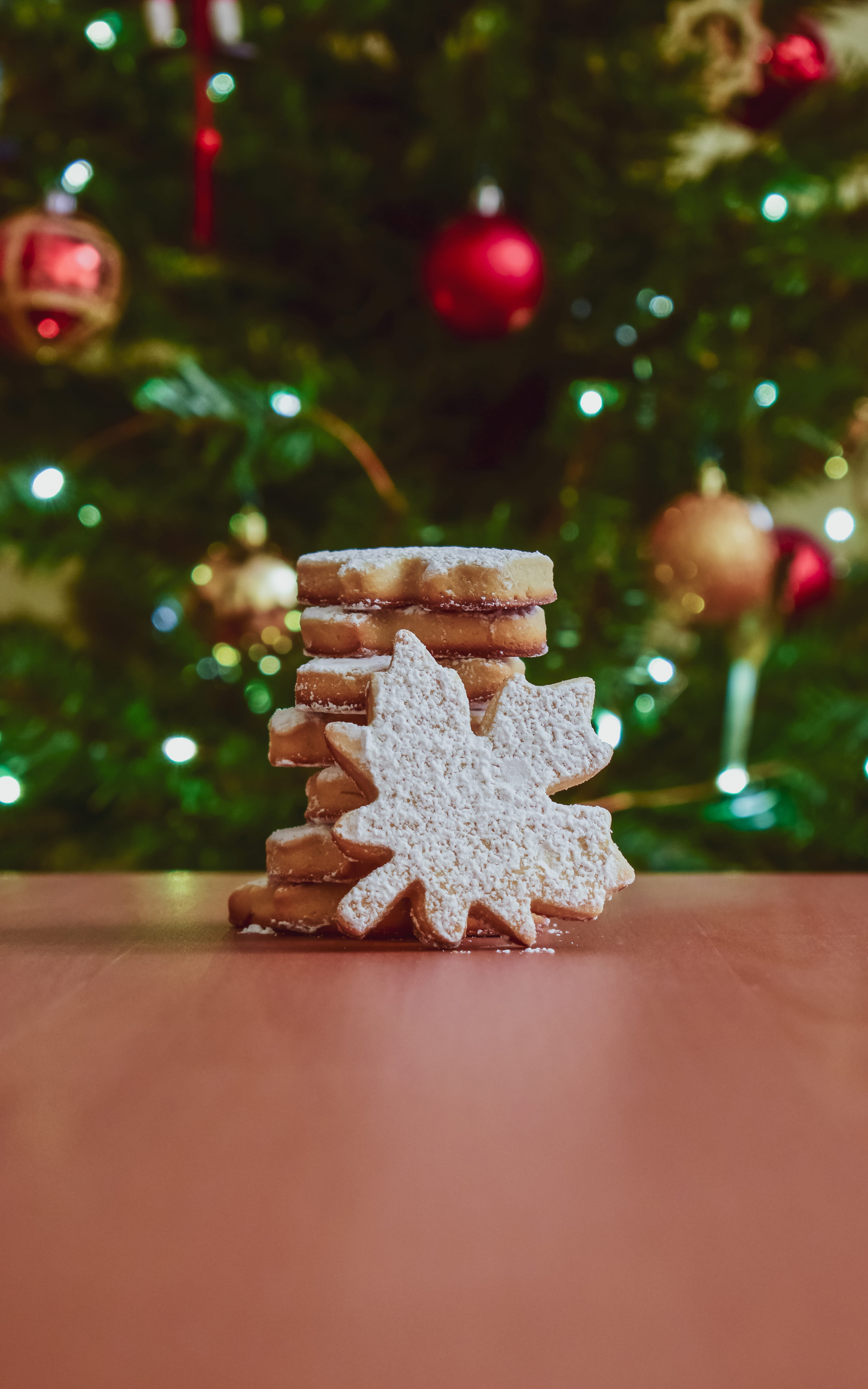 christmas tree, 5K, cookies, green, bake, lust, happy, oven, happyness, love, table, illuminated, decoration, tree, holiday, wonder, baked, vancouver, Phone HD Wallpaper