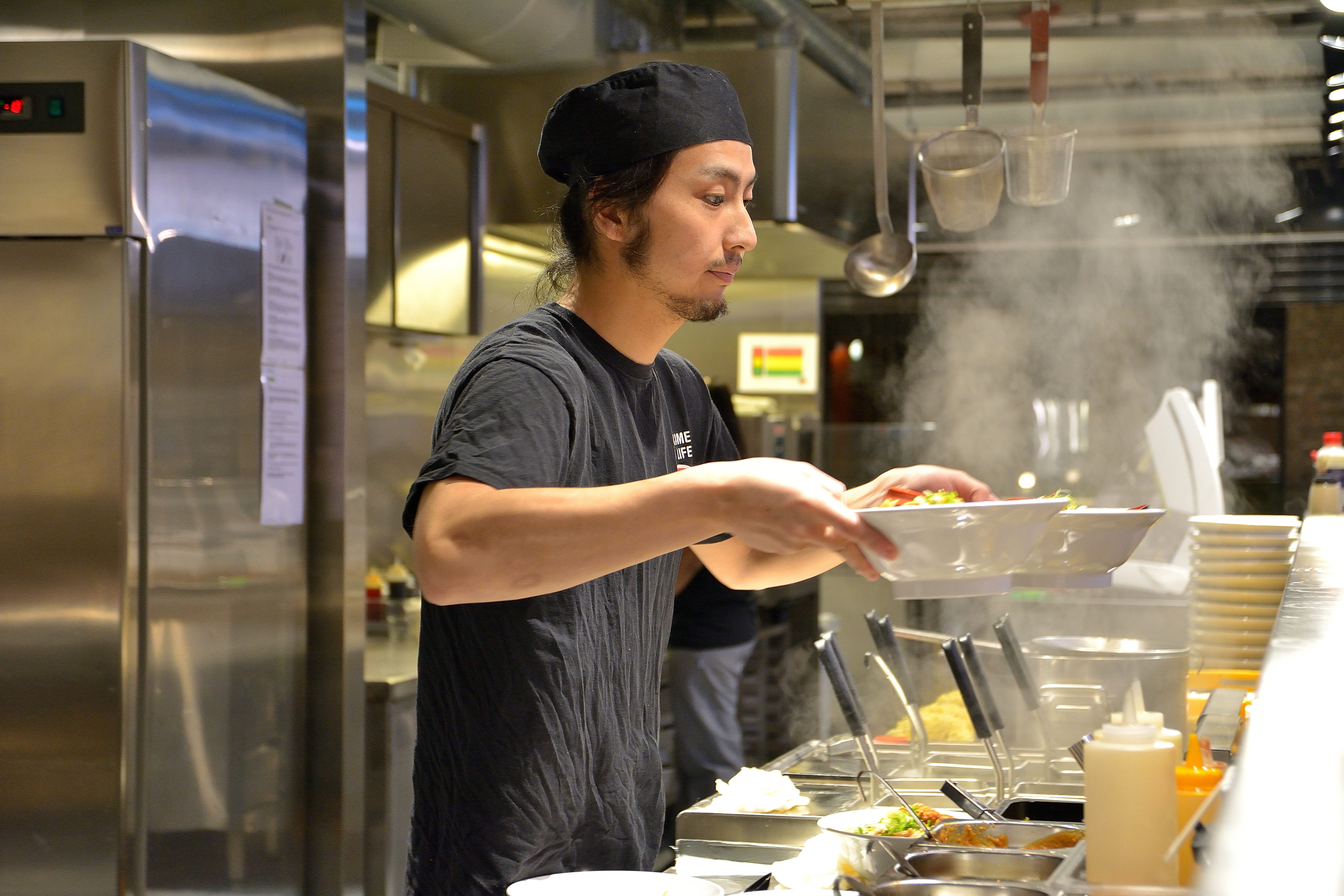 uniform, presentation, adult, japan, standing, indoors, food and drink establishment, oslo, serving, commercial kitchen, young adult, restaurant, cook, HD Wallpaper