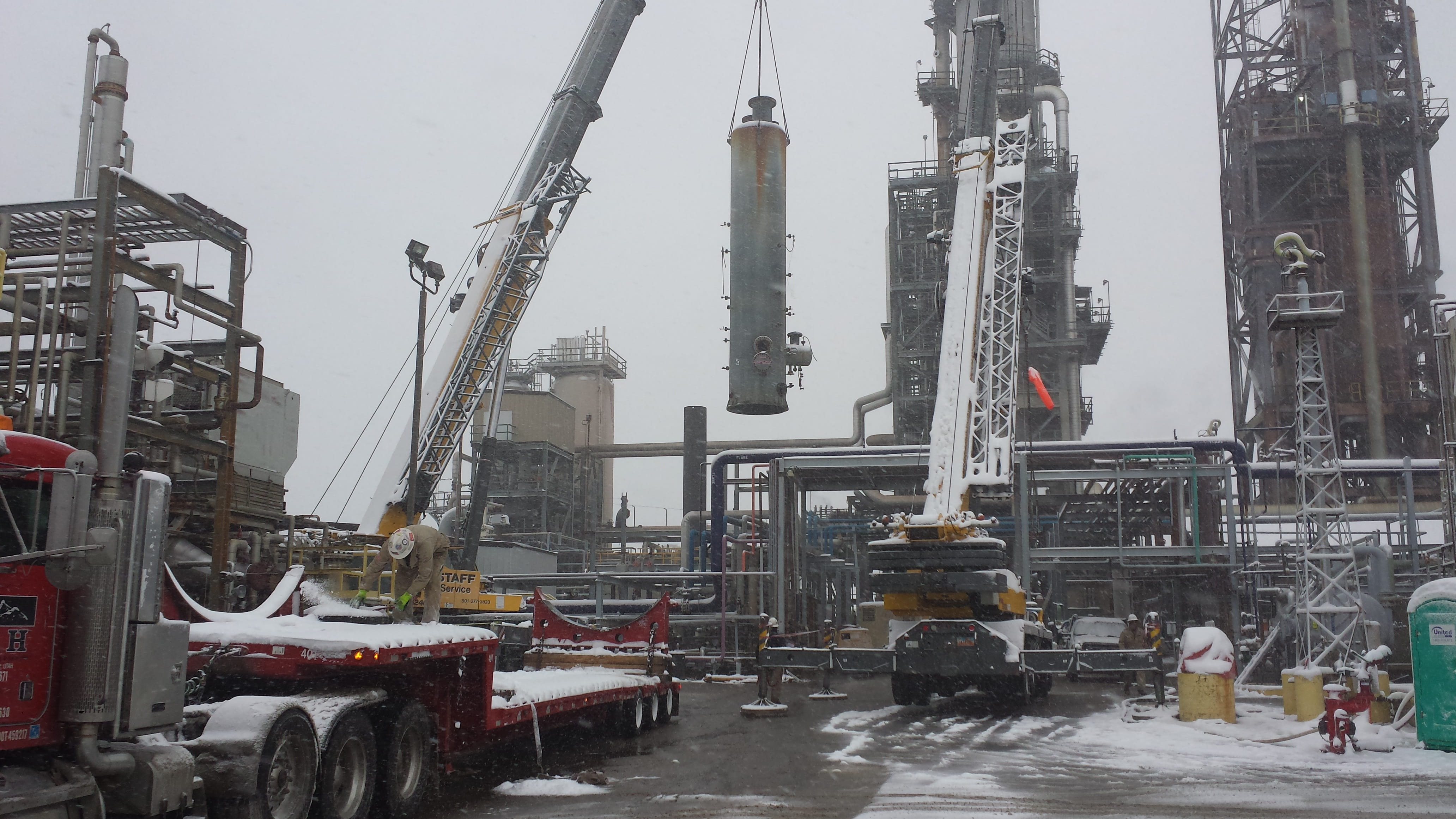 architecture, construction industry, winter, construction, refinery, nature, cold temperature, real people, men, construction site, sky, day, building exterior, HD Wallpaper