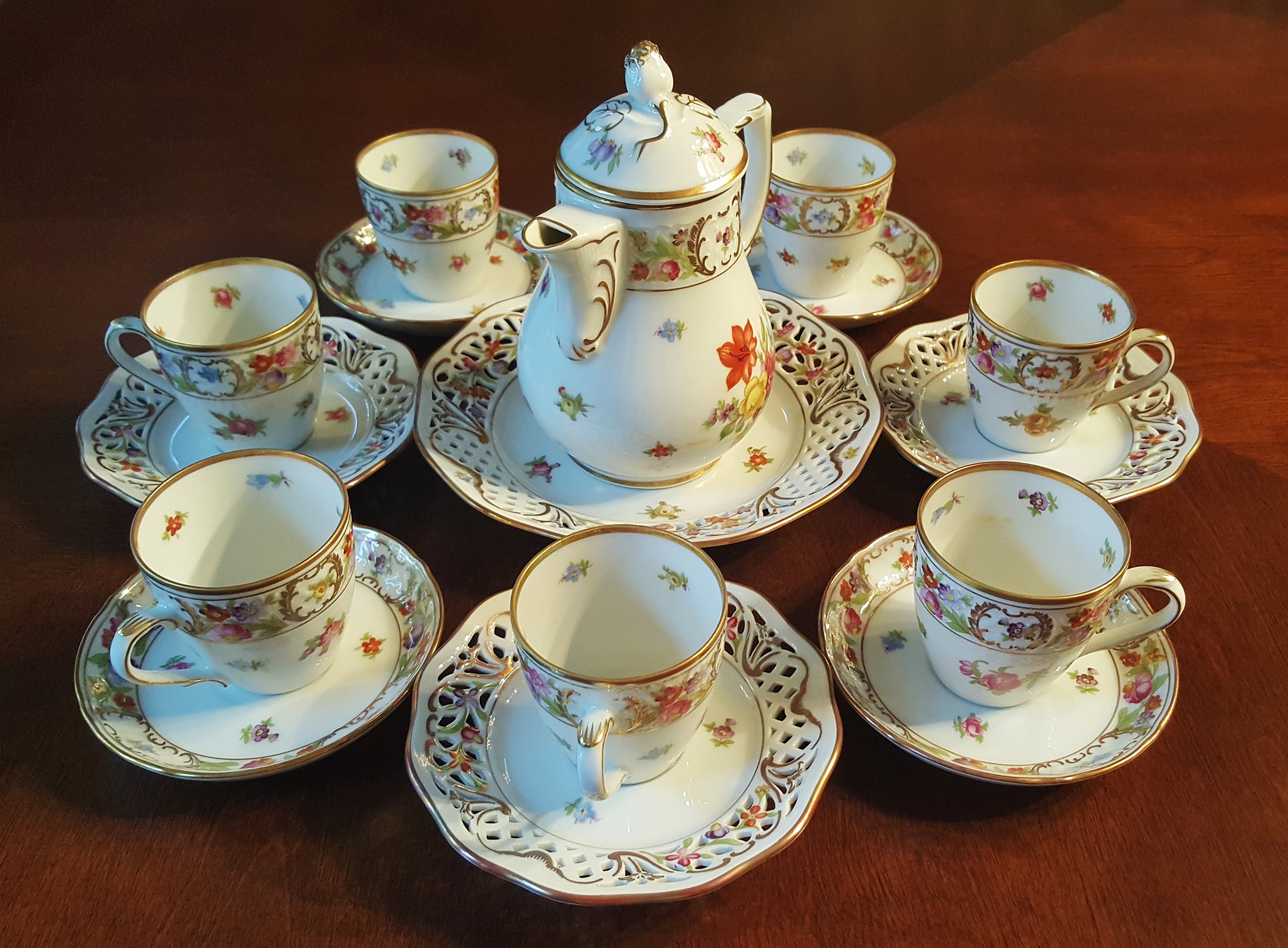 indoors, 4K, white, refined, china, floral, refreshment, crockery, mug, large group of objects, cultured, pink, ceramics, oscar de la renta, pot, wooden, HD Wallpaper