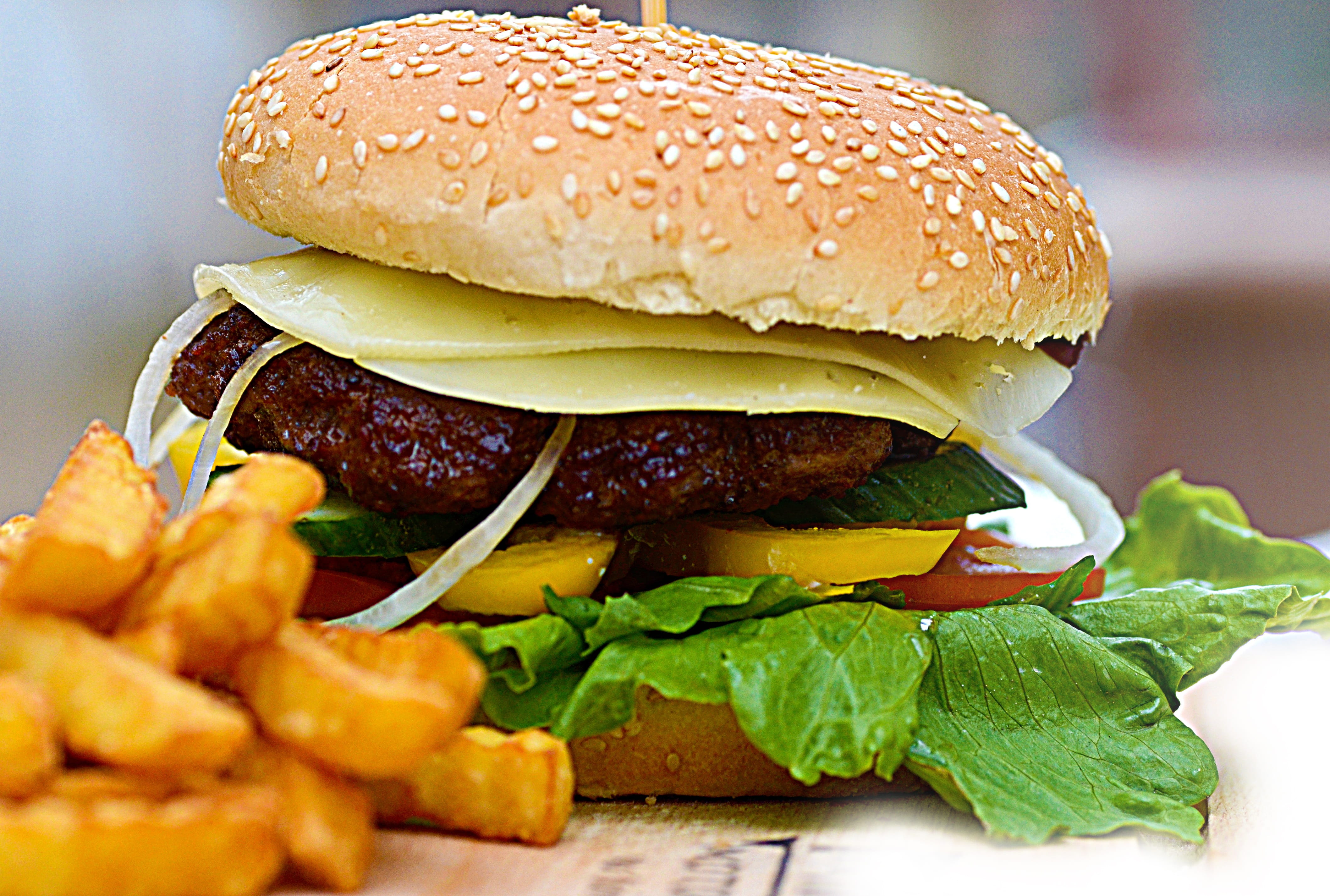 4K, freshness, meal, cheeseburger, meat, bread, fast food, potato, french fries, unhealthy eating, lettuce, foodstuffs, vegetable, prepared potato, fastfood, HD Wallpaper