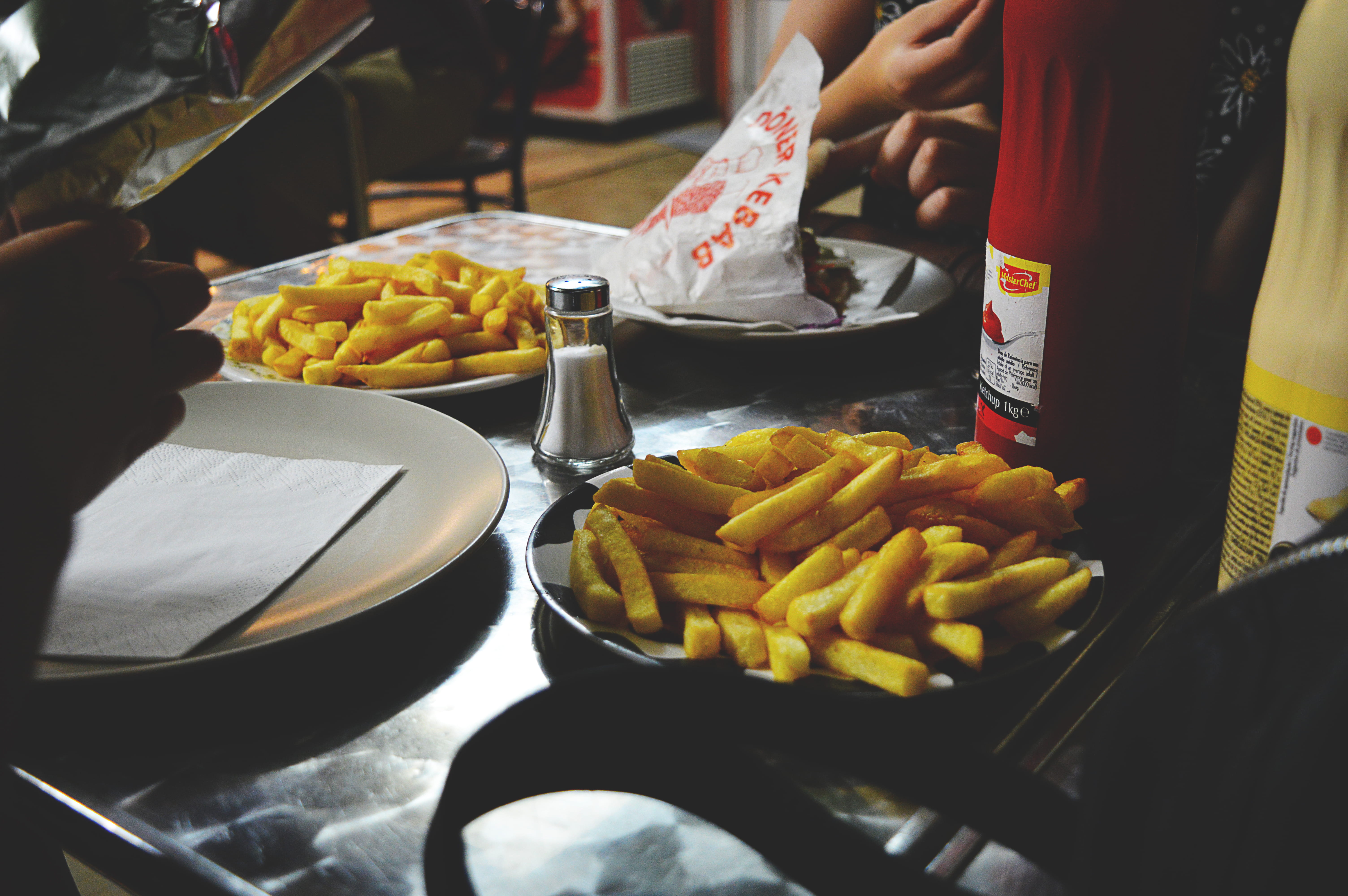 food and drink, dinner, freshness, incidental people, lunch, friends, take out food, holidays, table, unhealthy eating, fried, albufeira, fast food, night, HD Wallpaper