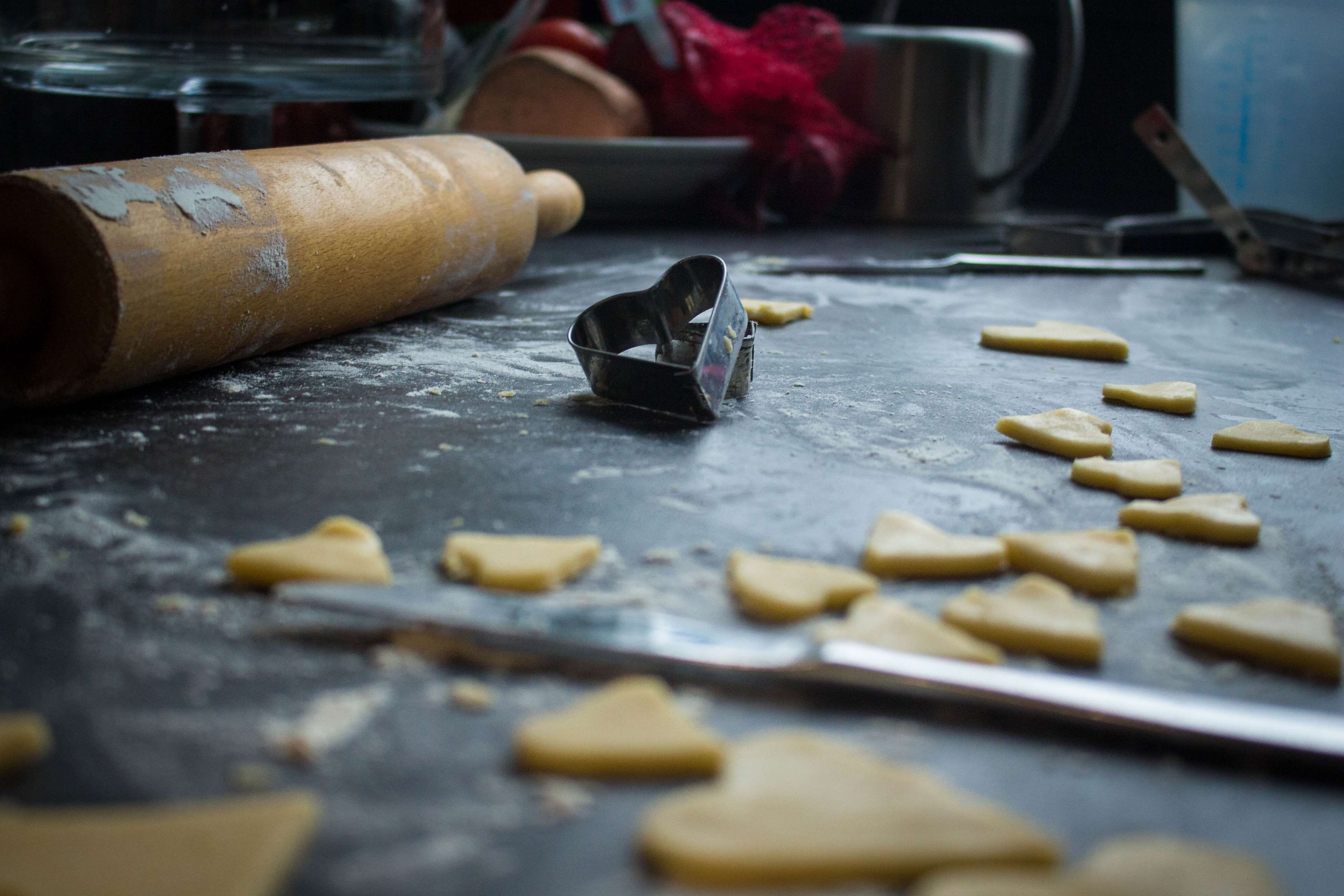 4K, baked, kitchen utensil, selective focus, heart, still life, bakery, love, rolling pin, romance, flour, knife, store, preparation, table, freshness, HD Wallpaper