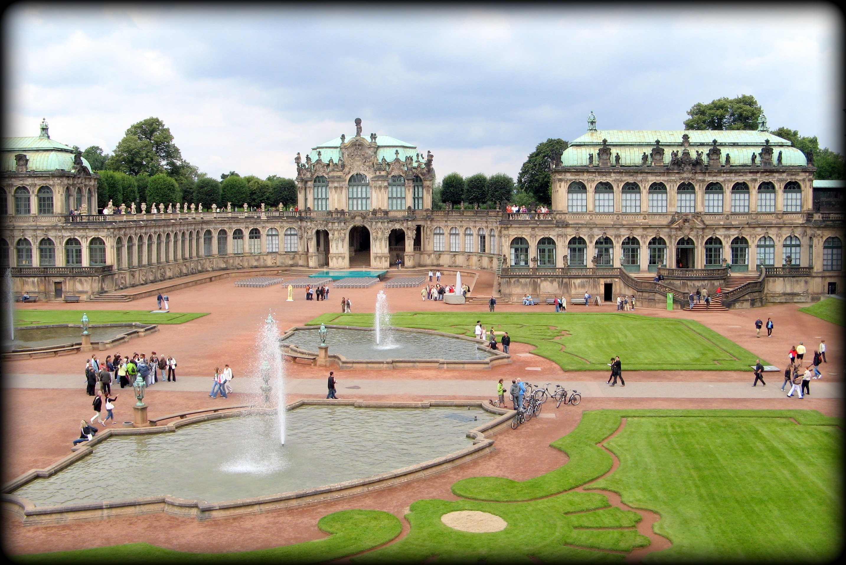 2K, day, large group of people, cloud - sky, built structure, men, kennel, real people, city, travel destinations, history, old town, group of people, HD Wallpaper