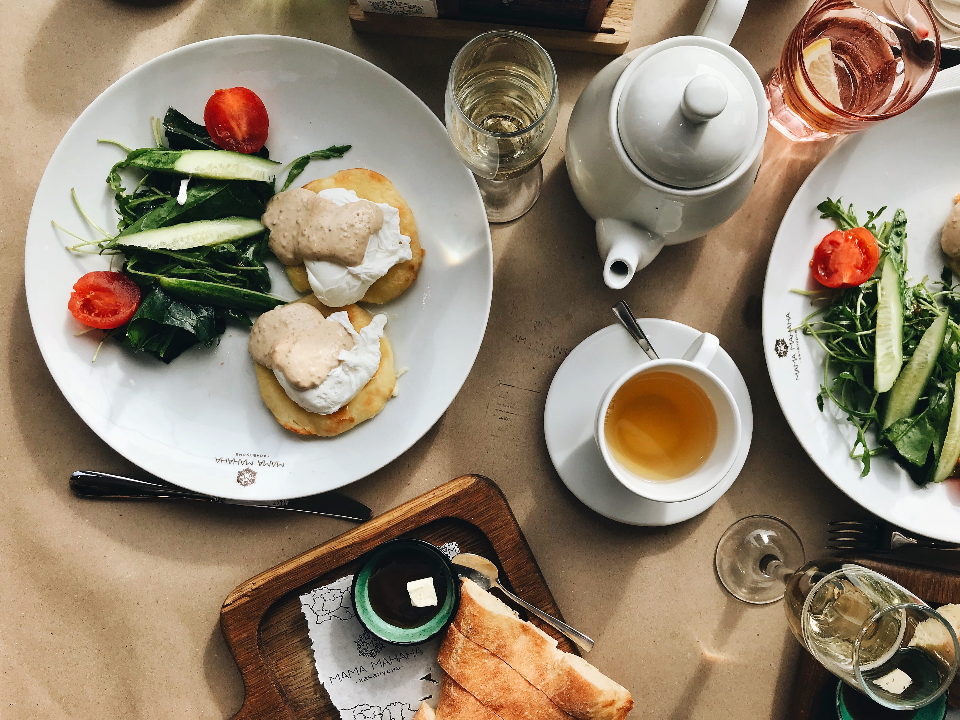 close-up, salad, plate, morning, gourmet, dieting, appetizer, teapot, white, 4K, meal, freshness, egg, restaurant, slice, lunch, table, wood - Material, HD Wallpaper