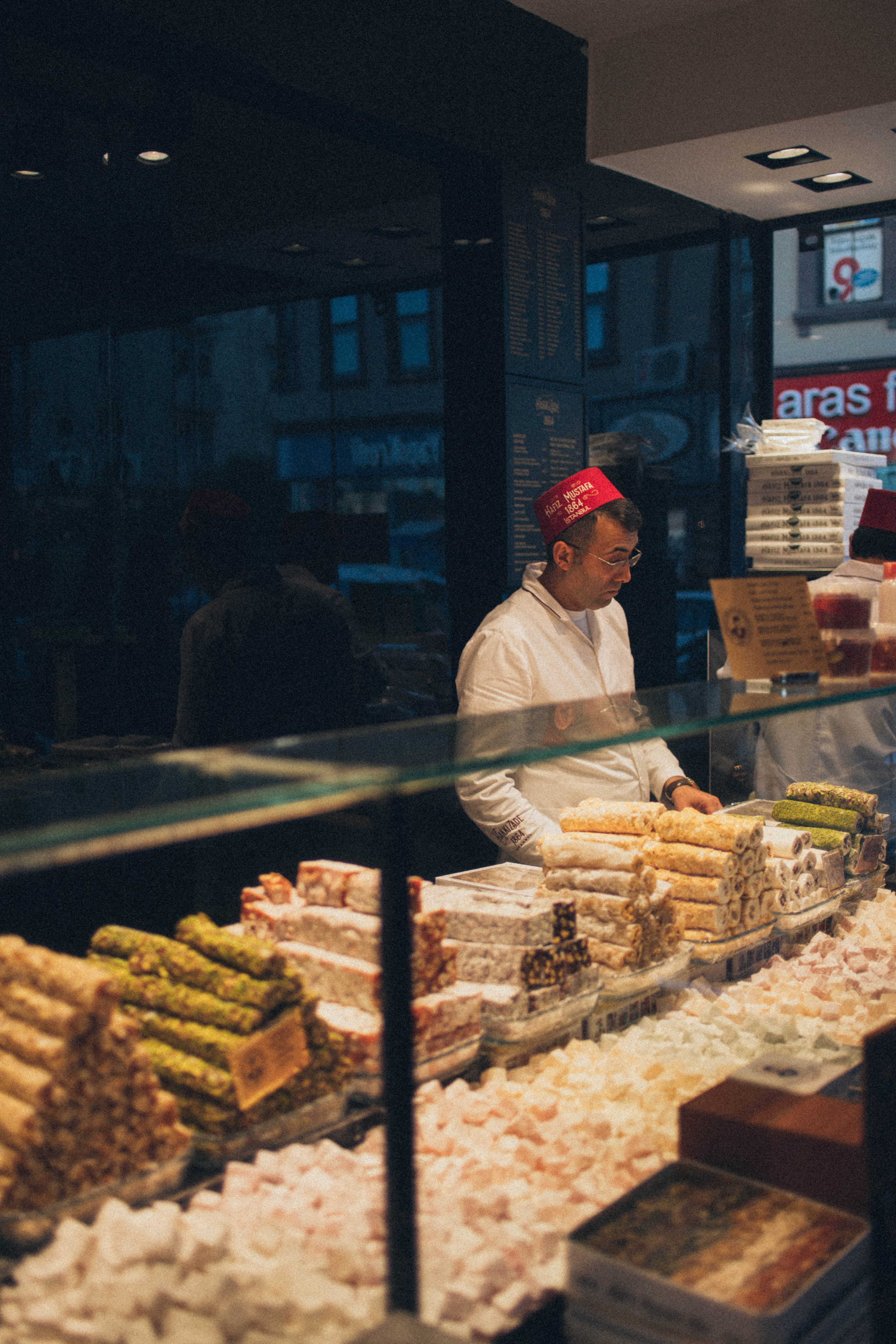 sweet, retail display, person, display cabinet, retail, sweet food, adult, cap, occupation, bread, men, store, real people, food and drink, business, baker - occupation, Phone HD Wallpaper
