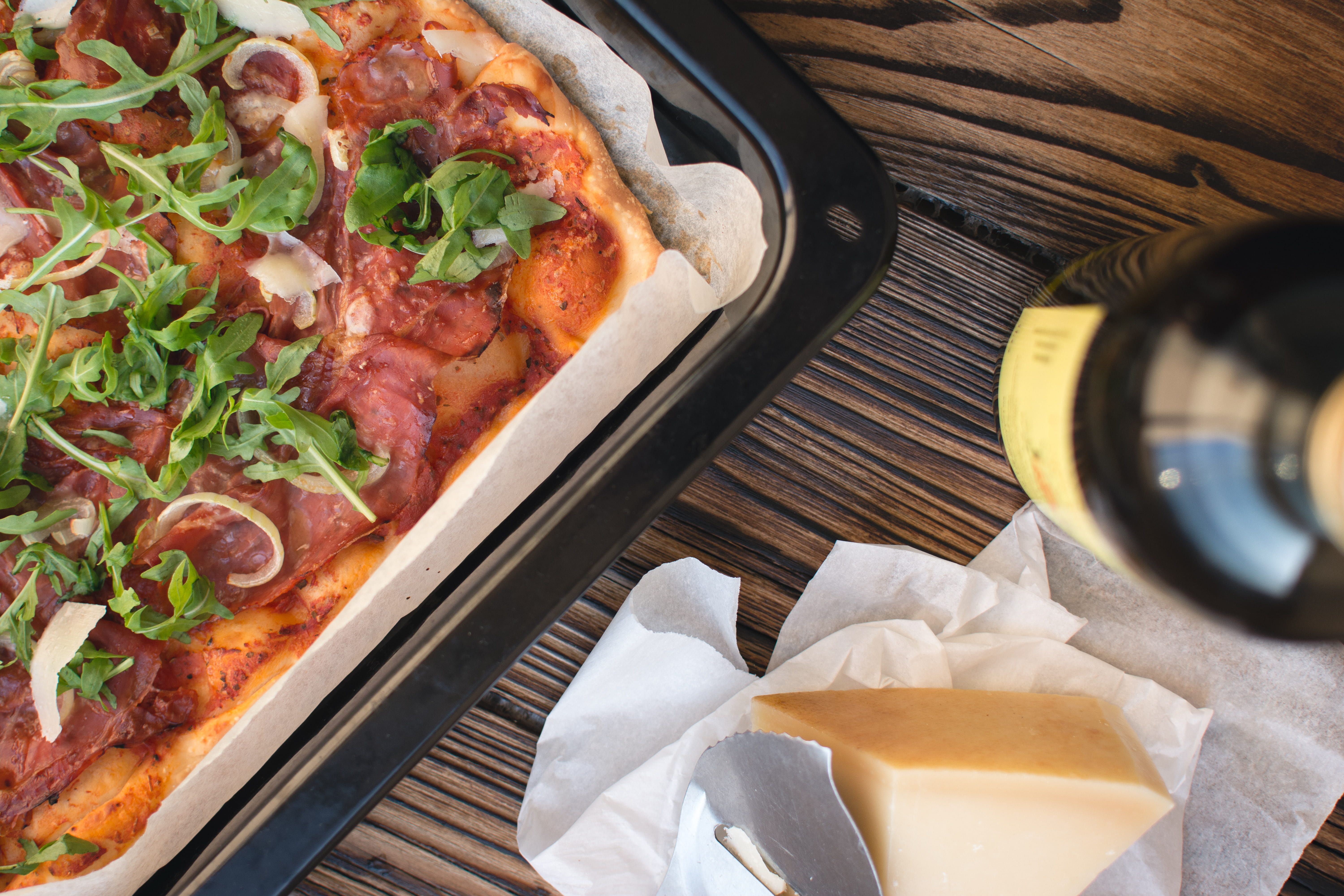 wood - Material, meat, wood, 5K, mozzarella, serving size, lunch, close-up, indoors, tomato, tray, table, household equipment, meal, food and drink, no People, HD Wallpaper