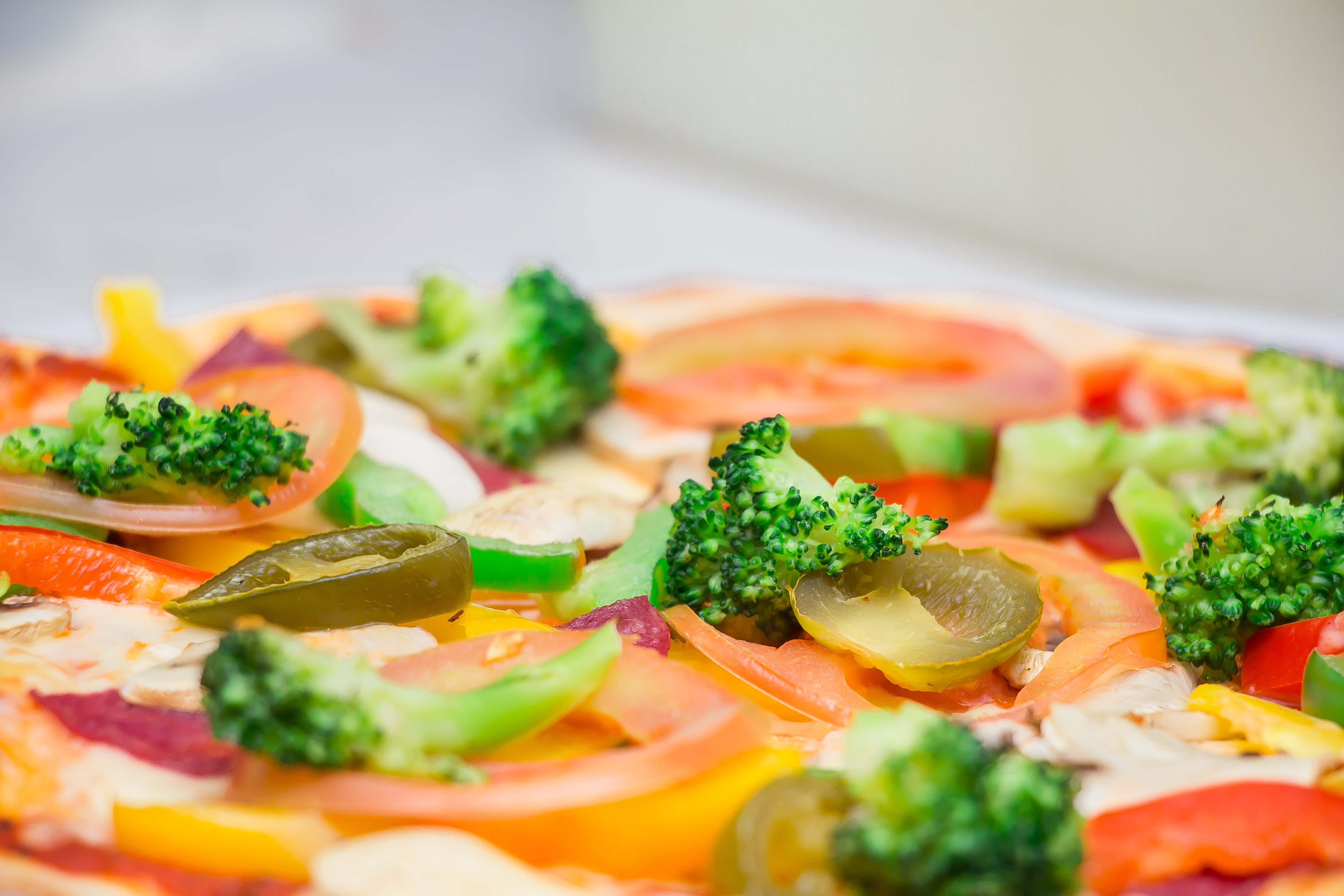healthy, healthy eating, vegetables, wellbeing, table, crockery, pizza, indoors, vegetable pizza, photograph, no people, dinner, tomatoes, pizza service, HD Wallpaper